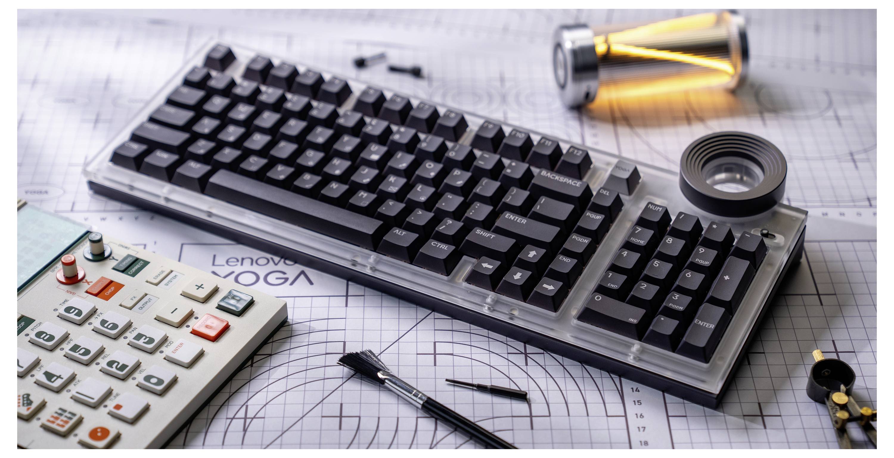 Eine mechanische Tastatur auf einem Konstruktionsraster, mit einem Taschenrechner, einer Batterie und kleineren Teilen in der Nähe, was auf eine Werkbank oder ein Design-Setup hindeutet.