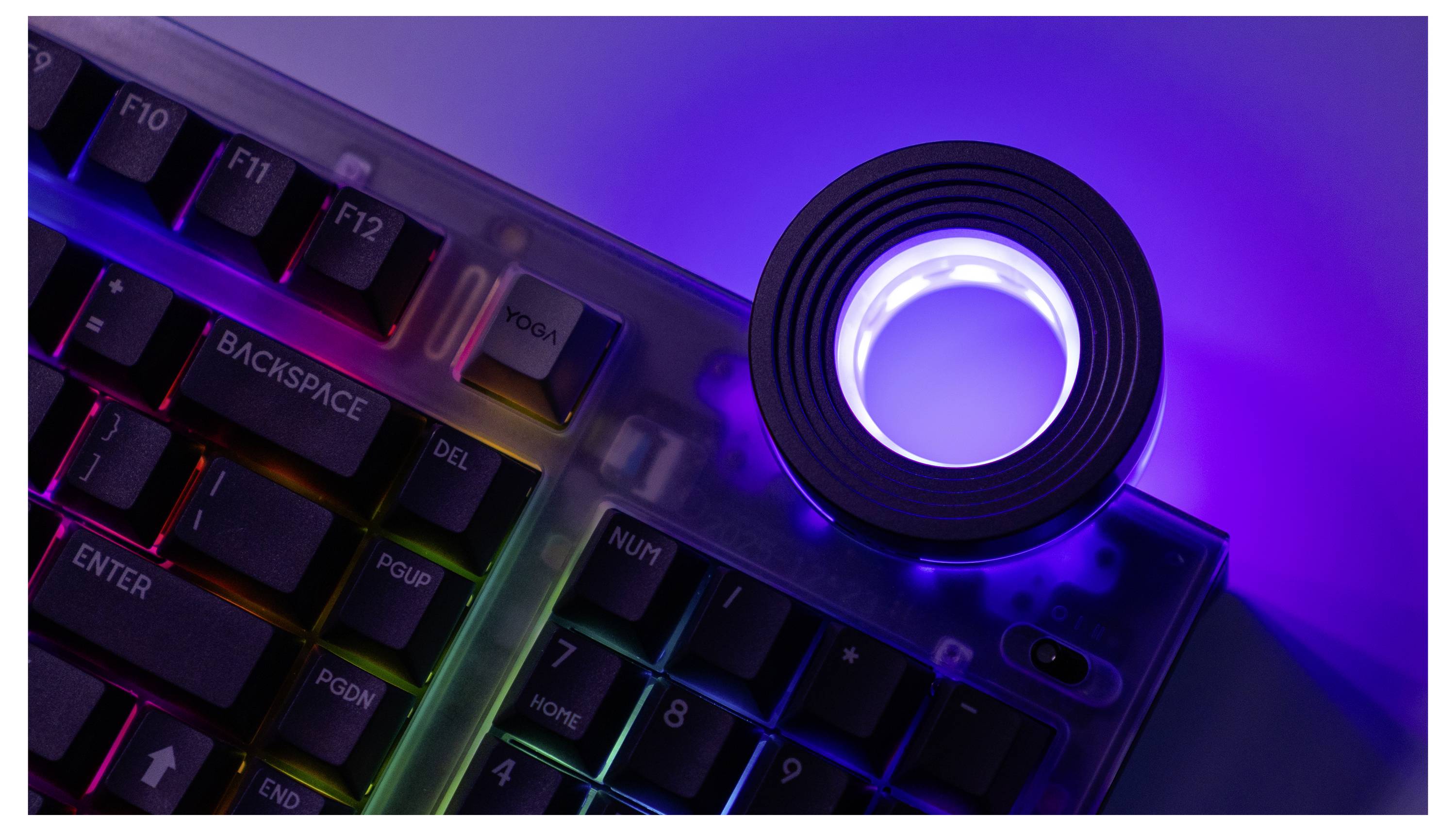 Nahaufnahme einer Regenbogen-hinterleuchteten Tastatur mit einem leuchtenden lila Ringlicht, das über den Tasten angebracht ist.