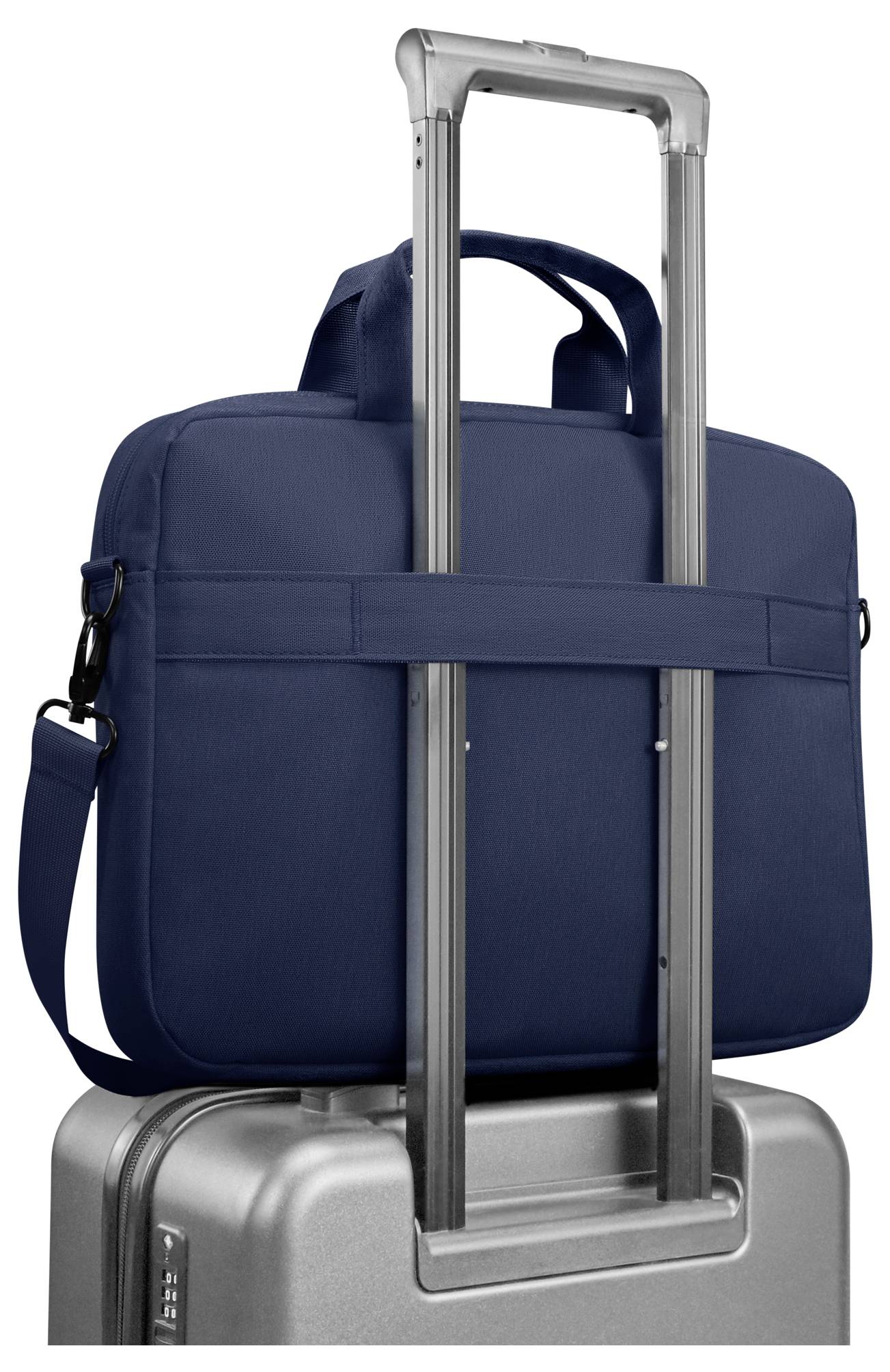 Blaue Handgepäcktasche, die auf dem ausfahrbaren Griff eines silbernen Koffers befestigt ist, vor einem einfachen weißen Hintergrund dargestellt.