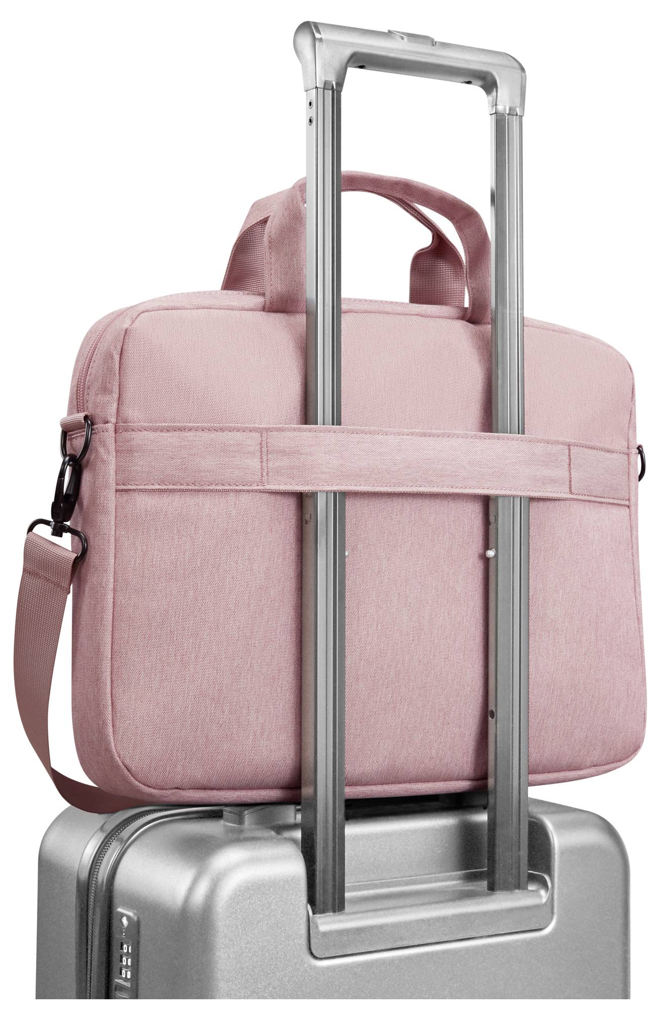 Rosa Laptoptasche, befestigt am ausziehbaren Griff eines silbernen Rollkoffers.