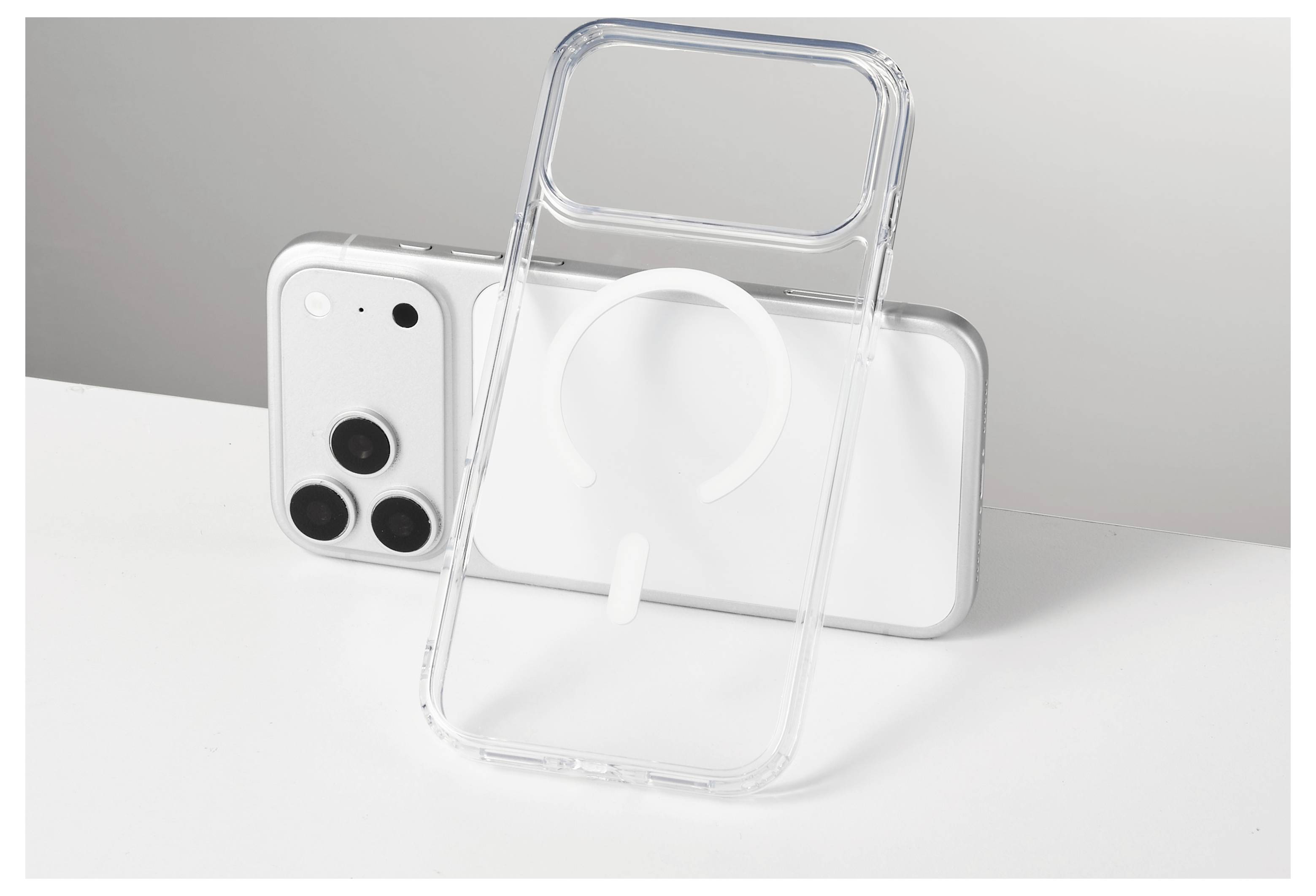 Transparente Smartphone-Hüllen, die vor einem weißen iPhone angezeigt werden, zeigen die MagSafe-ähnliche kreisförmige Lade-Ausrichtung