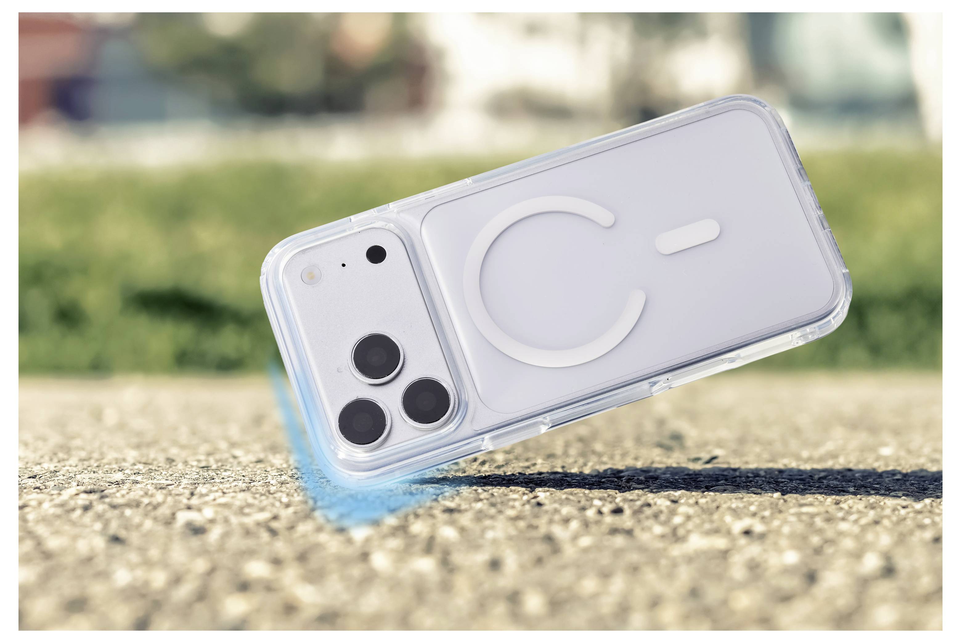 Ein durchsichtiges Smartphone-Gehäuse mit einem großen „C