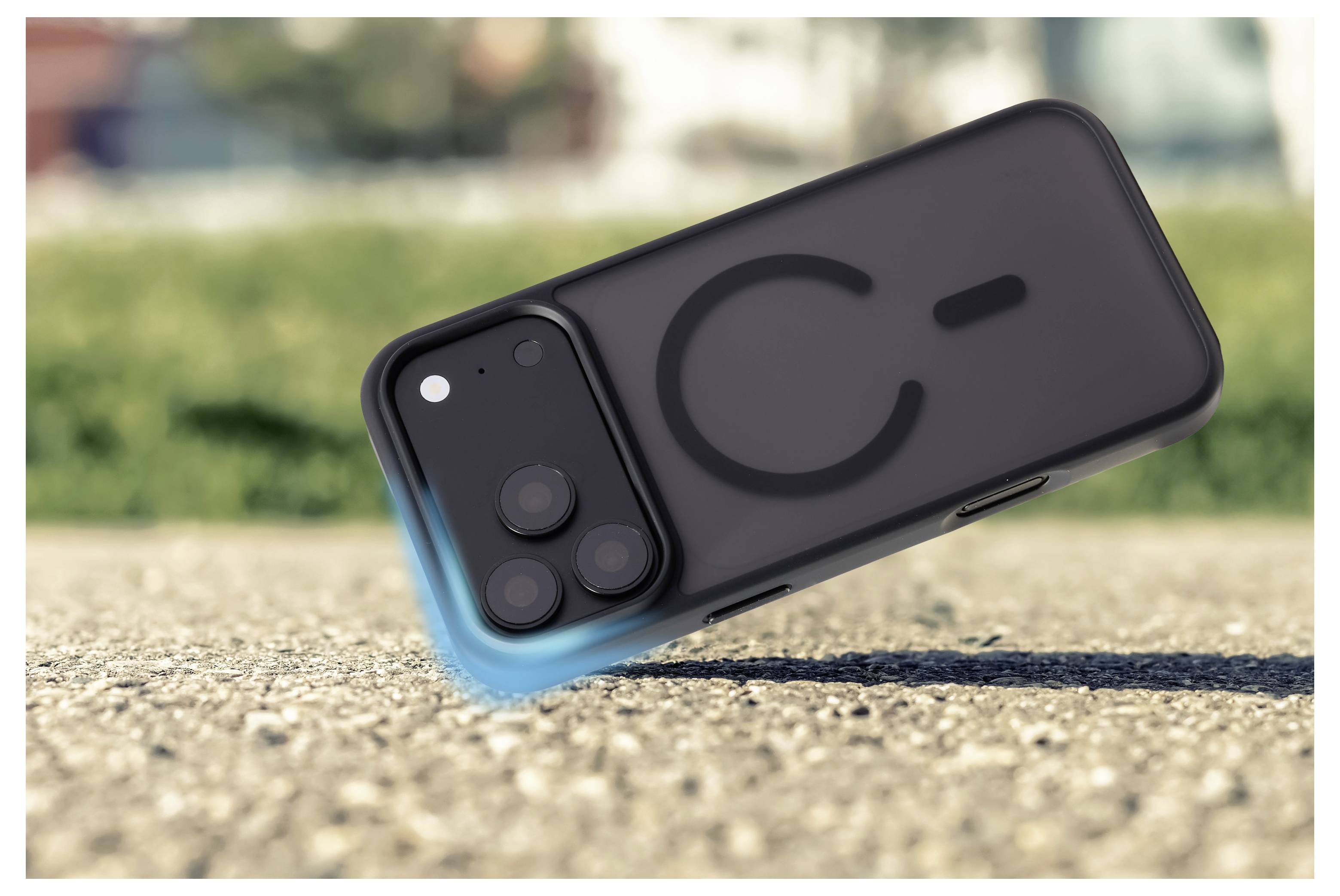 Ein schwarzes Smartphone liegt schräg auf einer rauen Außenoberfläche und zeigt seine Rückseite mit doppelten Kameraobjektiven und einem großen stilisierten 