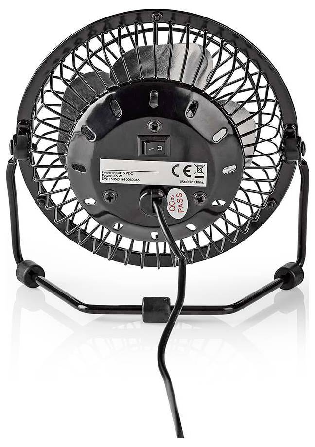 Kleiner schwarzer Schreibtischventilator von hinten gezeigt, mit Schutzgitter aus Draht, Stromkabel, Schalter und Ständer auf weißem Hintergrund.