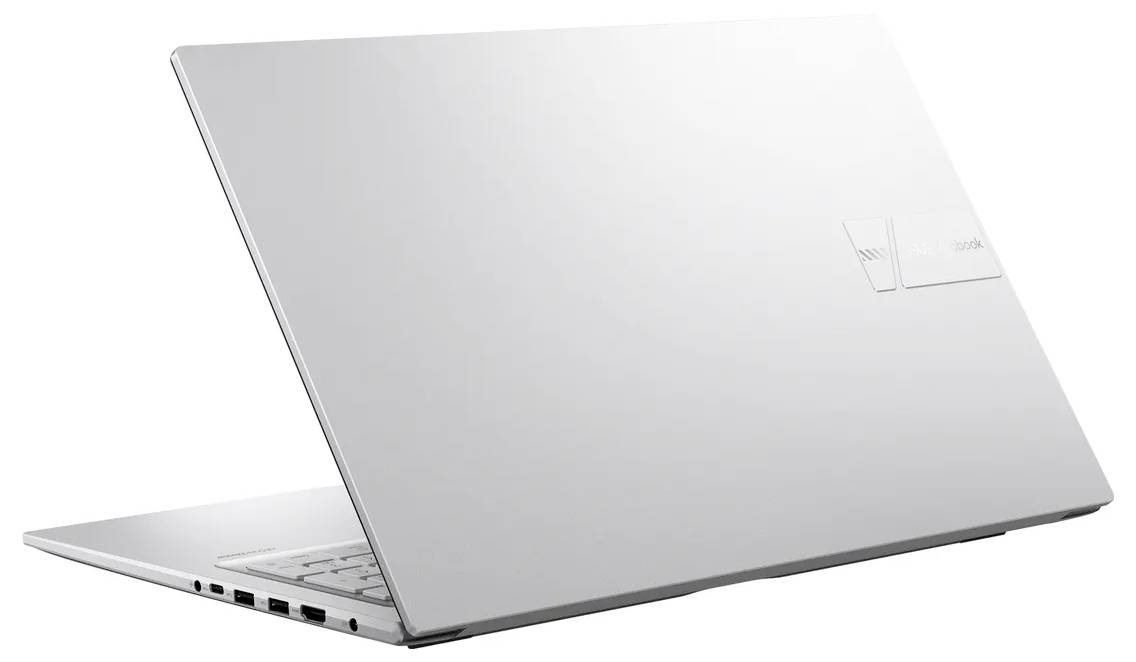Silberner Laptop in geschlossenem und teilweise offenem Zustand in Seitenansicht auf weißem Hintergrund, wobei sein schlankes Design hervorgehoben wird.