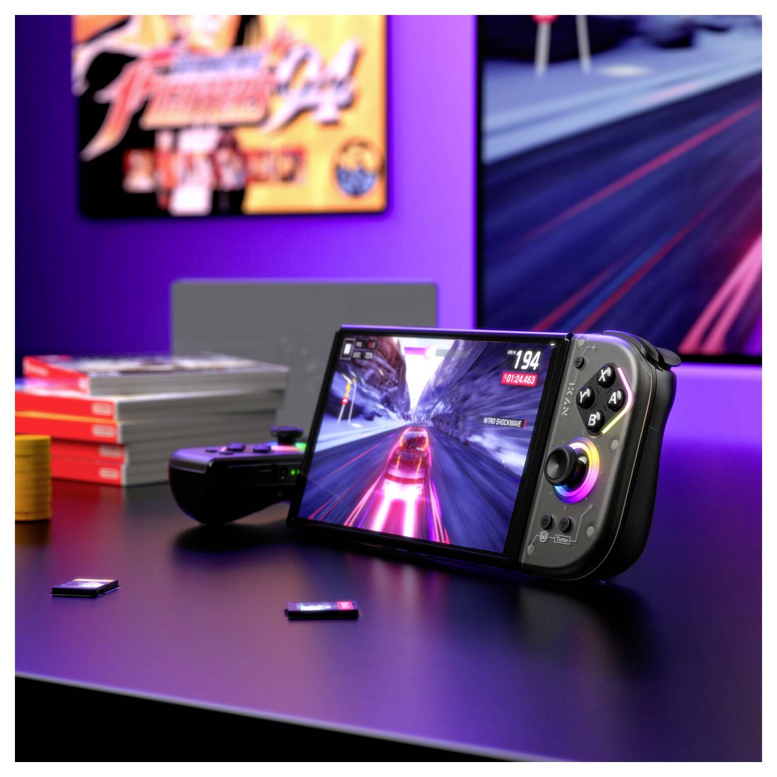 Eine tragbare Spielkonsole auf einem Schreibtisch zeigt ein Rennspiel auf ihrem Bildschirm, mit zusätzlichem Controller und Spielkassetten im Hintergrund.