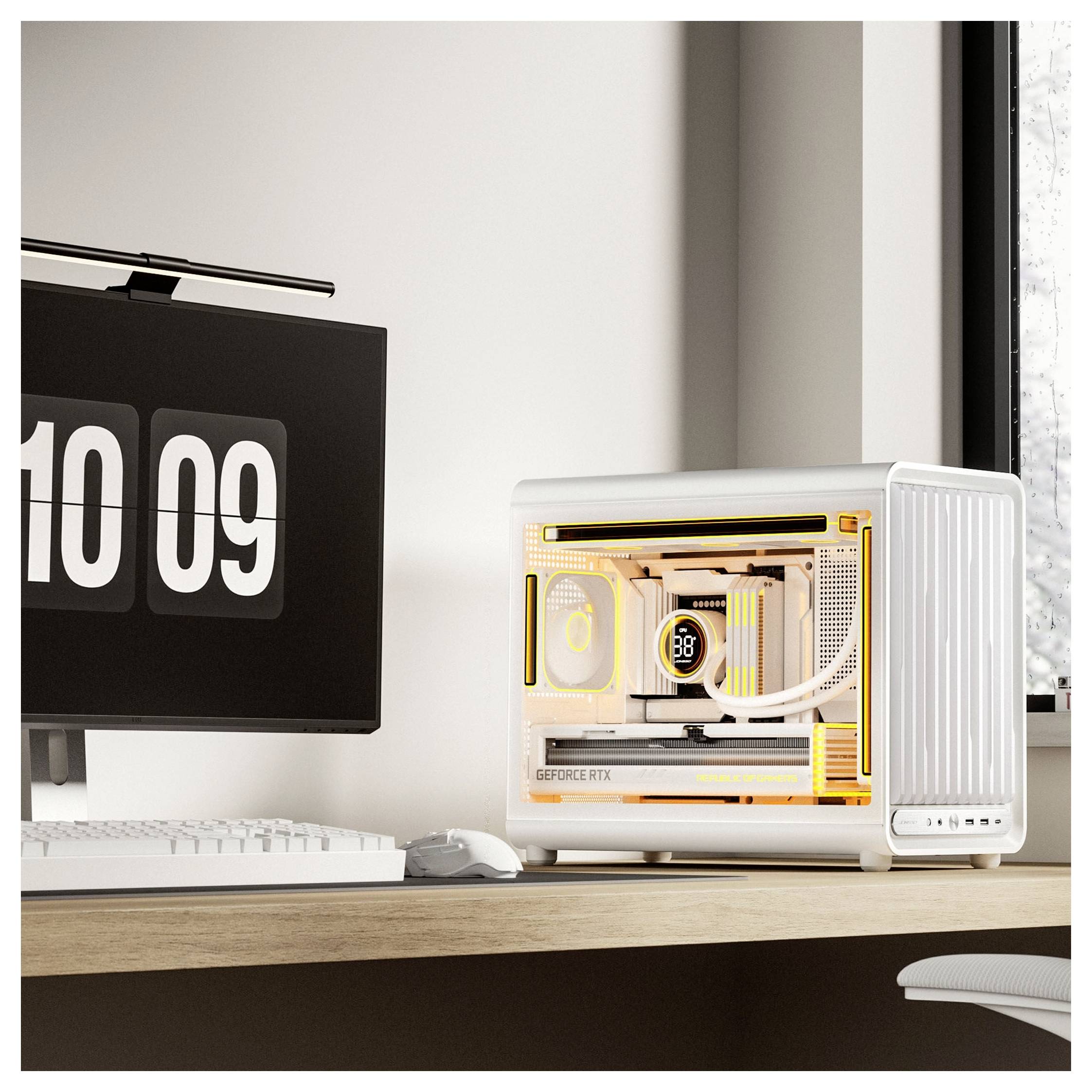 Weißer Desktop-PC mit beleuchteten inneren Komponenten sitzt auf einem Holzschreibtisch neben einem Monitor, der "10 09" anzeigt.