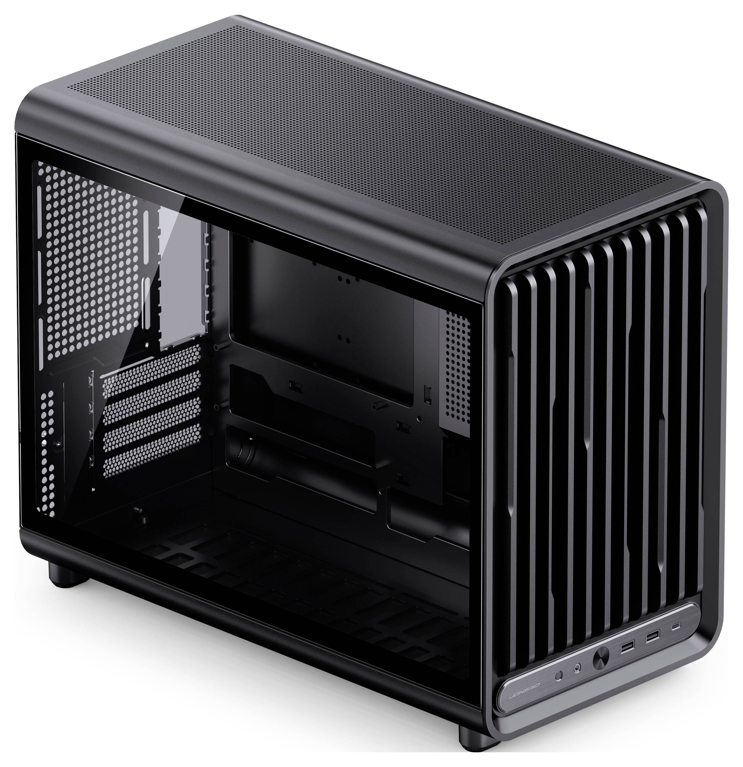 Leeres schwarzes Desktop-Computergehäuse mit Mesh-Oberseite und vertikalen vorderen Lamellen, von vorne links auf weißem Hintergrund gezeigt.