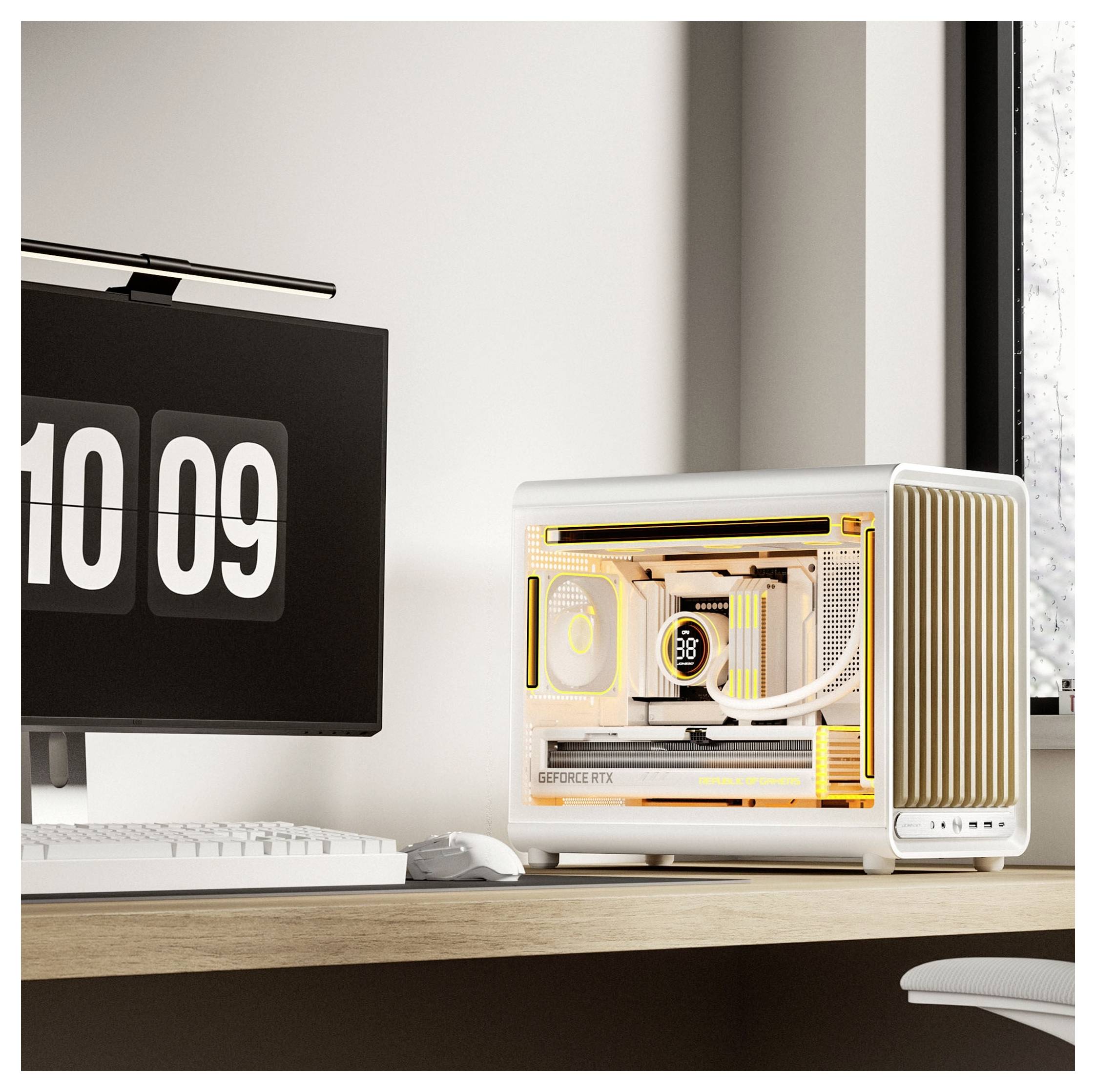 Weißer Desktop-PC mit leuchtenden internen Komponenten auf einem Holzschreibtisch neben einem Monitor, der "10 09" anzeigt.