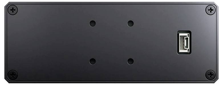 Schwarzes rechteckiges Metallpanel mit vier Eckschrauben und einem einzelnen USB-Anschluss auf der rechten Seite.