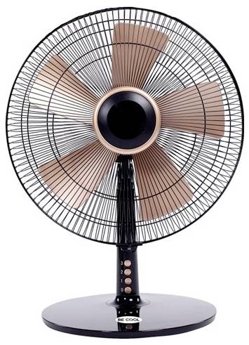 Vorderansicht eines schwarzen Tischventilators mit fünf kupferfarbenen Blättern auf einem runden Sockel vor weißem Hintergrund.