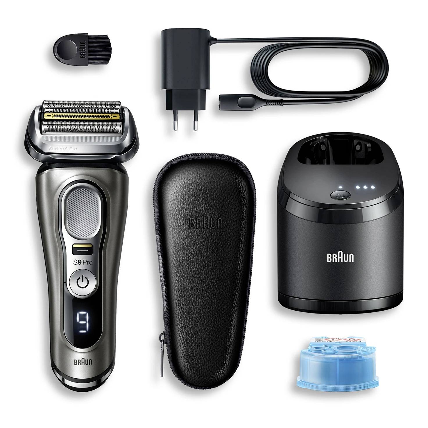 Braun Elektrorasierer-Set mit Rasierer, Reinigungsstation, Ladekabel, Reinigungsbürste, Etui und Patrone auf weißem Hintergrund dargestellt.