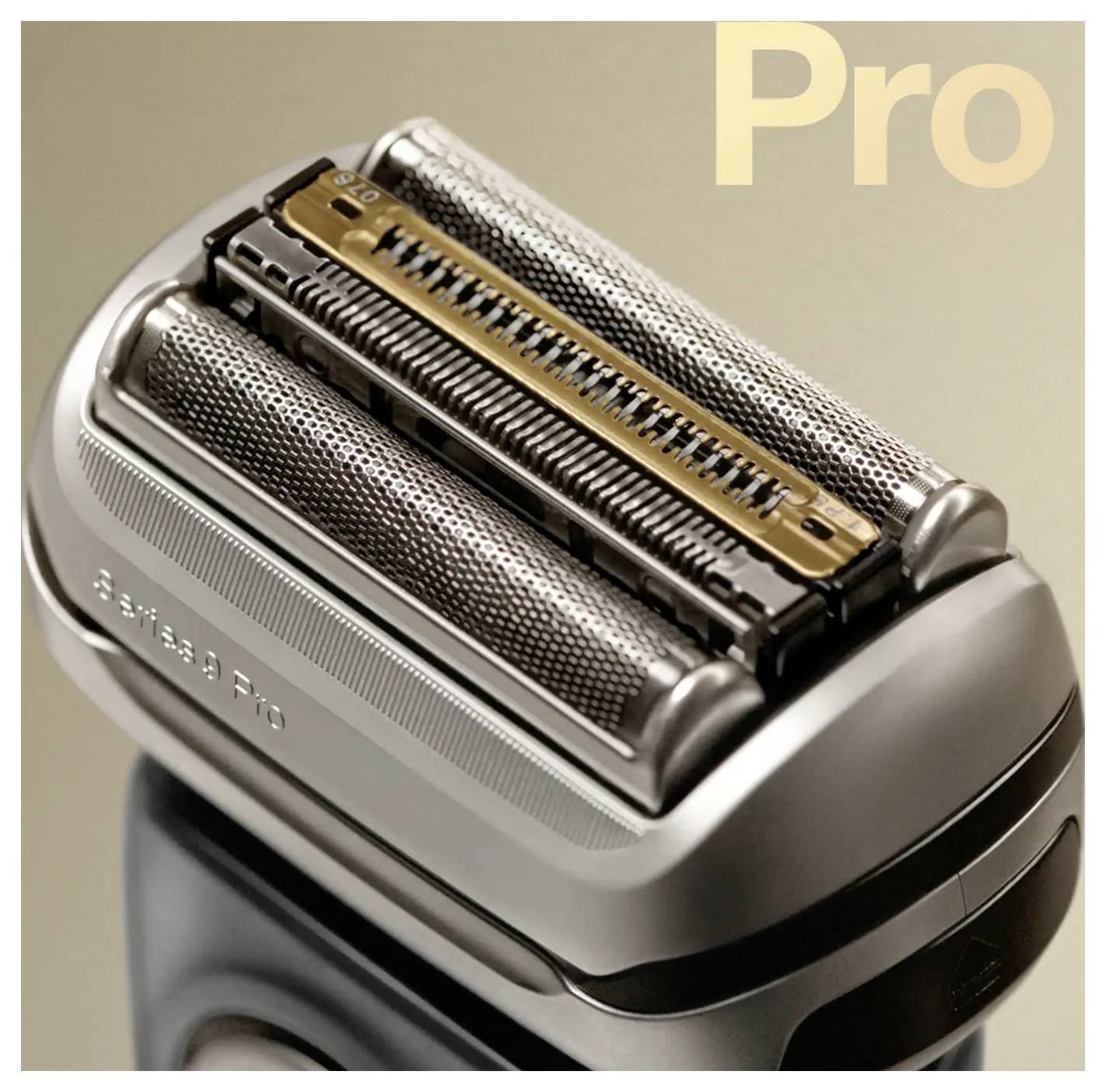 Nahaufnahme des Scherkopfs eines Braun Series 9 Pro Elektrorasierers mit Folienrasierern, beschriftet mit „Pro
