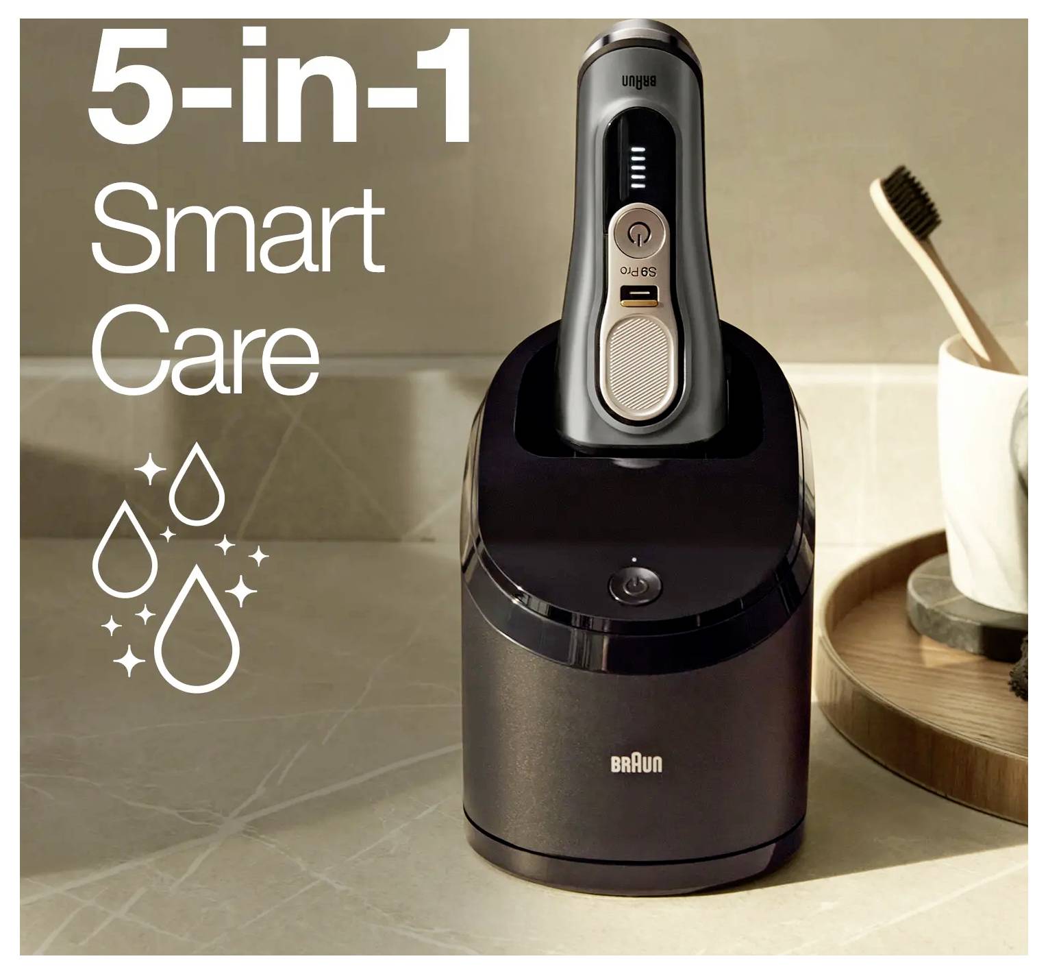 Braun 5-in-1 Smart Care Rasierer-Reinigungs- und Ladestation in einer Badezimmerumgebung dargestellt, mit dem Text „5-in-1 Smart Care