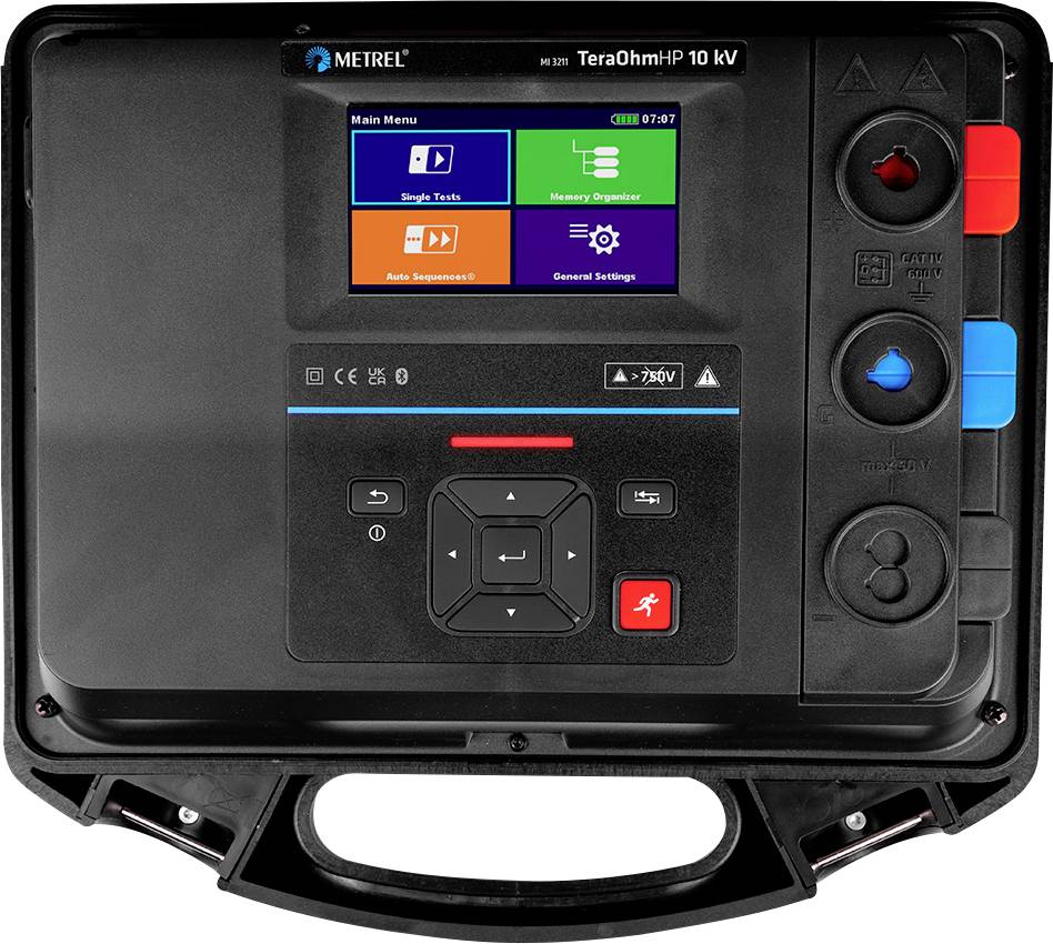 Tragbares METREL TeraOhmHP 10 kV Isolationsprüfgerät mit farbigem Touchscreen-Menü, Steuerungstasten und roten/blauen Prüfklemmen auf der rechten Seite.