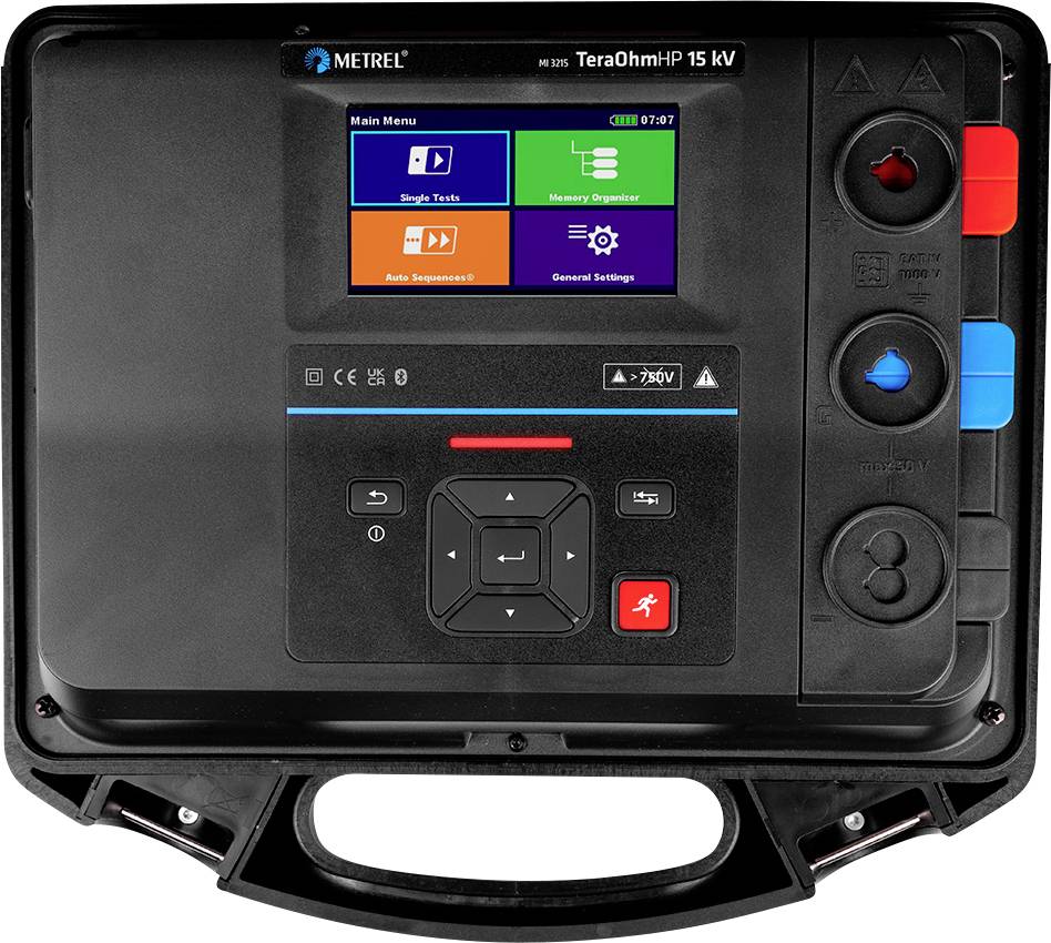 Frontansicht eines METREL TeraOhm PT 15 kV Isolationsprüfers mit farbigem Touchscreen-Menü und rot/blauen Hochspannungsanschlüssen auf der rechten Seite.