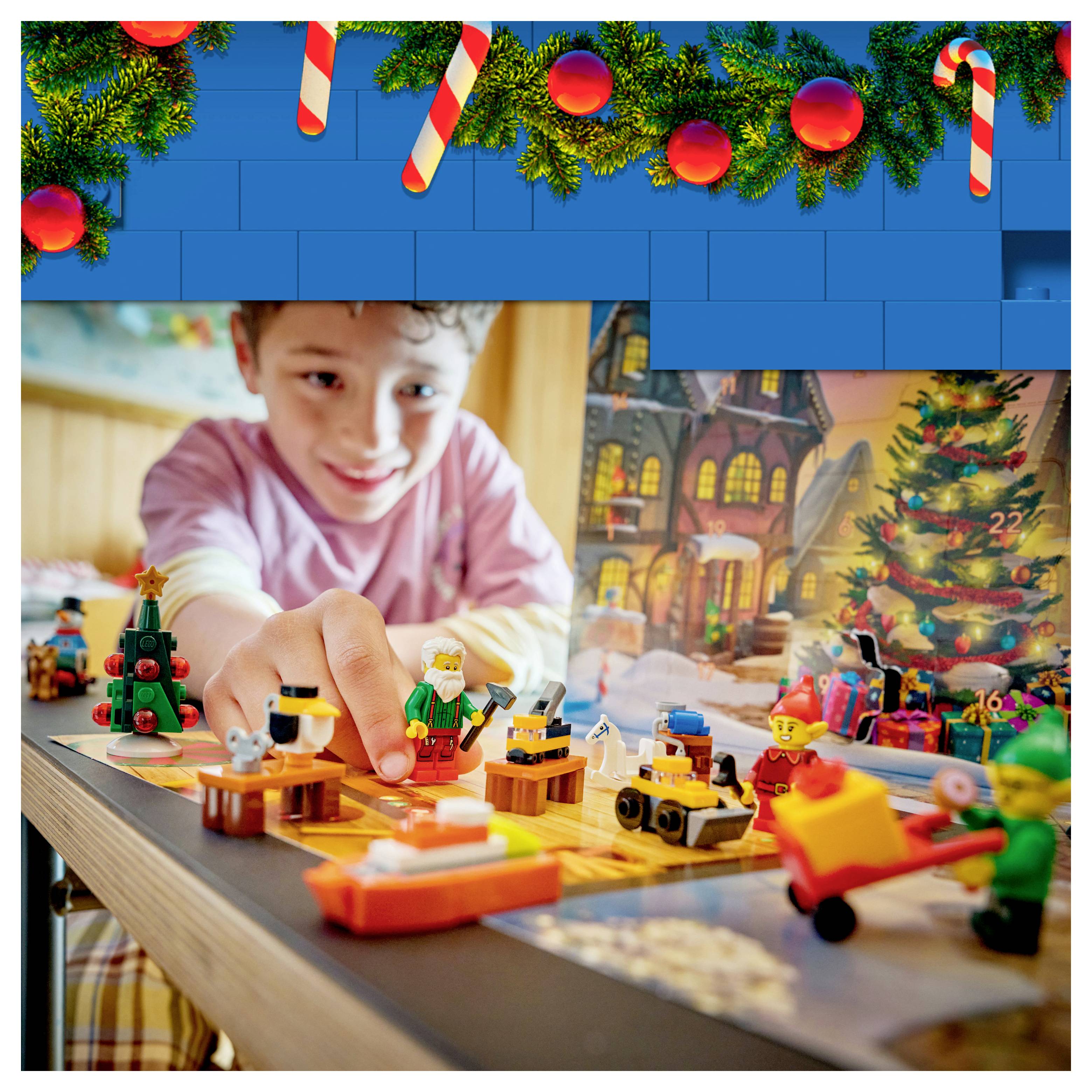 Kind spielt mit einem weihnachtsthematischen LEGO-Adventskalender, greift nach einer Figur und kleinen Bauwerken unter Weihnachtsdekoration.