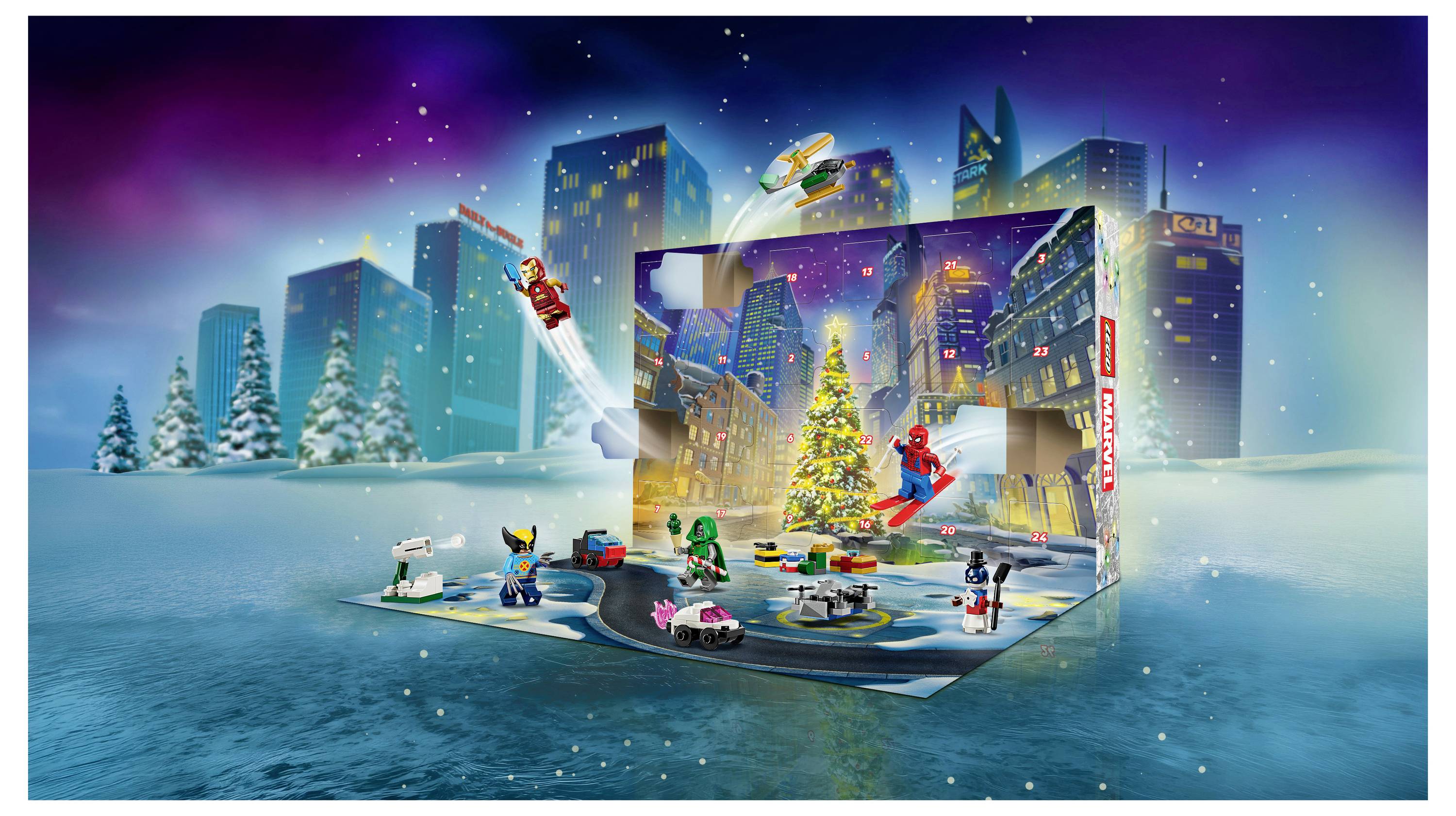 LEGO-Weihnachtsstadt-Display mit einem geschmückten Weihnachtsbaum, Minifiguren, Fahrzeugen und verschneiten Gebäuden vor einer nächtlichen Skyline.