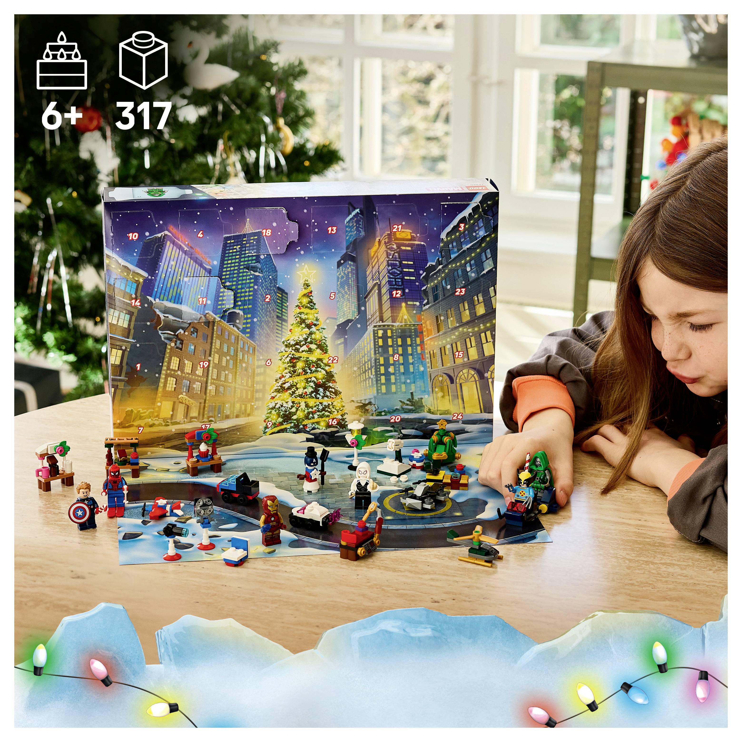 Ein Mädchen öffnet einen LEGO-Adventskalender mit einer Weihnachtsstadtszene und Minifiguren auf einem Tisch, beleuchtet durch bunte Lichterketten.