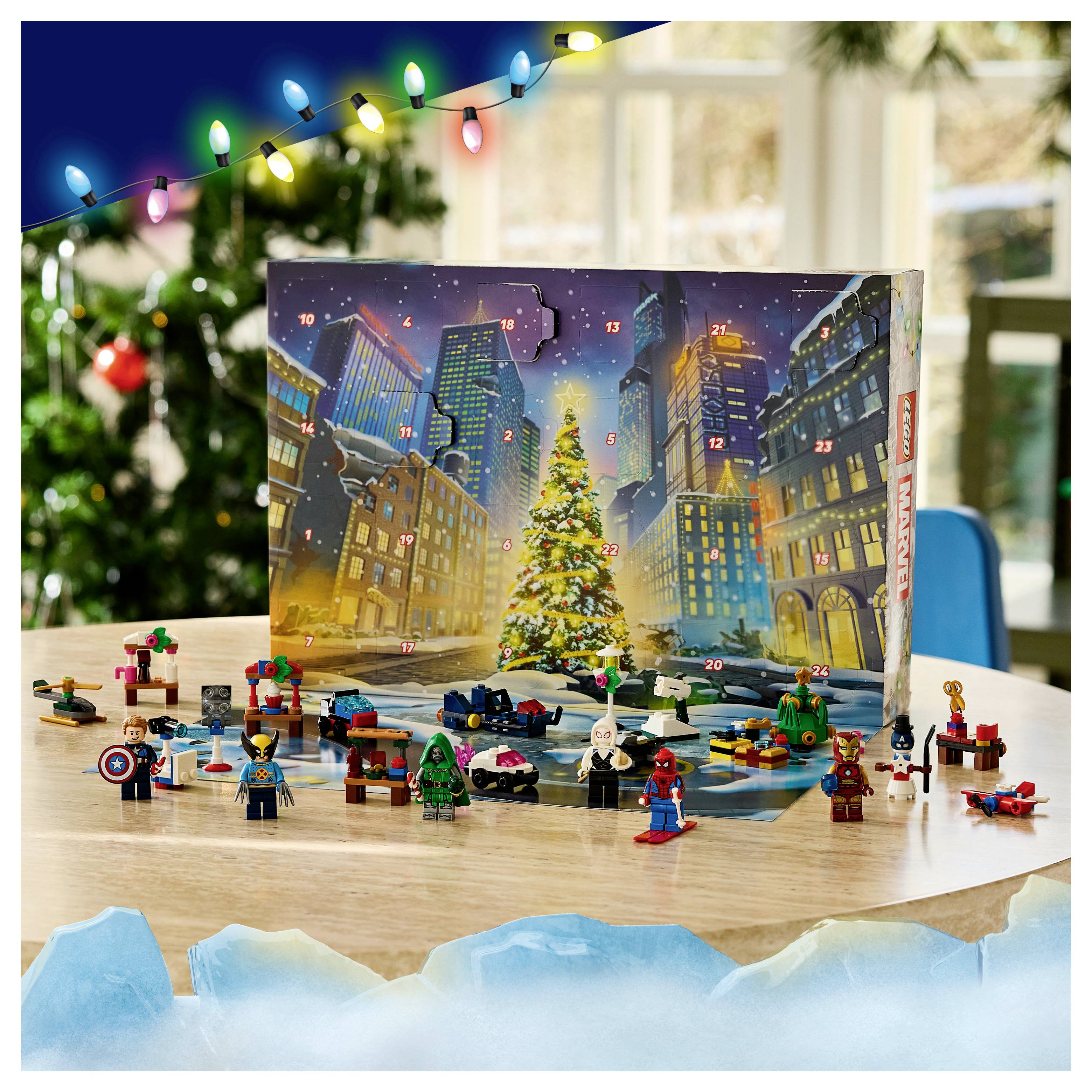 LEGO-Adventskalender im Stil der Nummernfelder, Stadtsilhouette und Weihnachtsbaumkunstwerk, umgeben von kleinen zusammengesetzten Minifiguren und Bauwerken auf einem Tisch mit Lichterketten über Kopf.