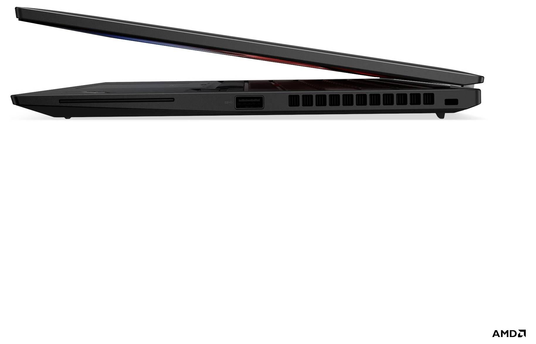 Seitenansicht eines schlanken schwarzen Gaming-Laptops, der teilweise geöffnet ist und Lüftungsöffnungen und Anschlüsse zeigt, mit einem AMD-Logo unten rechts.