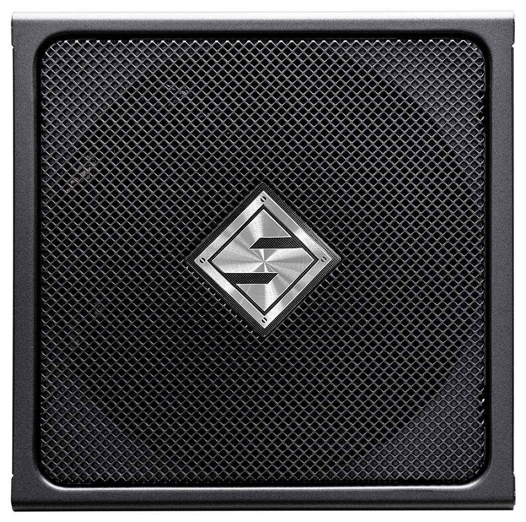Nahaufnahme eines schwarzen Lautsprechergehäuses mit einem diamantförmigen metallischen Logo in der Mitte des Gitters.