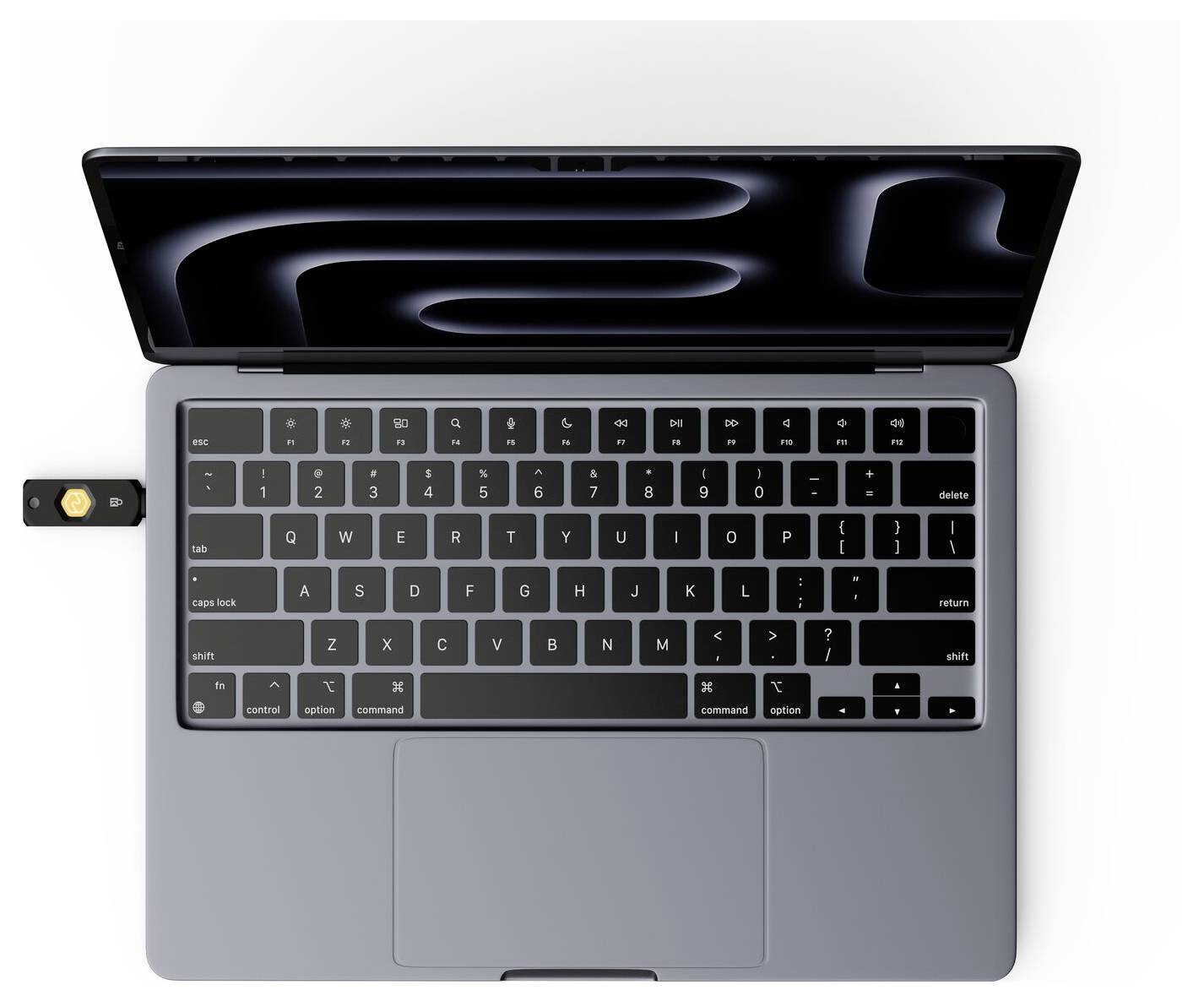Draufsicht auf einen MacBook-Laptop mit geöffnetem Bildschirm und einem USB-Sicherheitsschlüssel, der in die linke Seite eingesteckt ist.