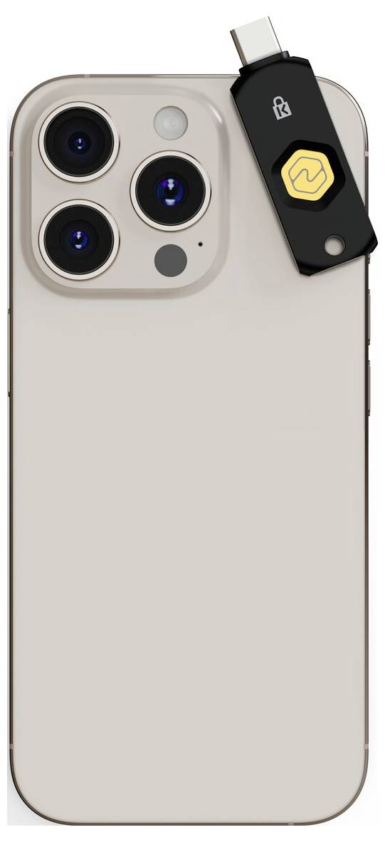 Beiges iPhone-Rückteil mit dreifachem Kamera-Cluster und einem schwarzen USB-C-Sicherheitsschlüssel an der oberen rechten Seite angebracht.
