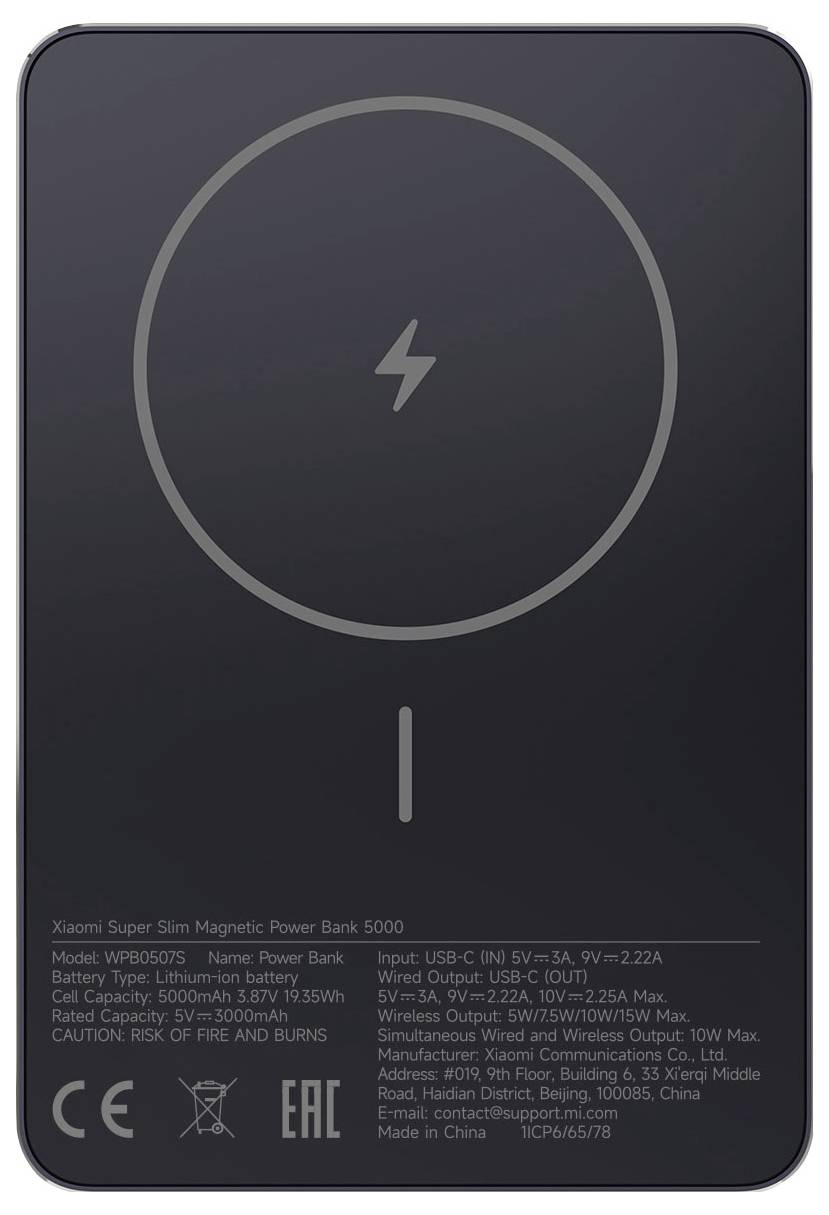Nahaufnahme der unteren Kante eines Geräts, die einen zentrierten USB-C-Anschluss mit der Bezeichnung EINGANG/AUSGANG zeigt.