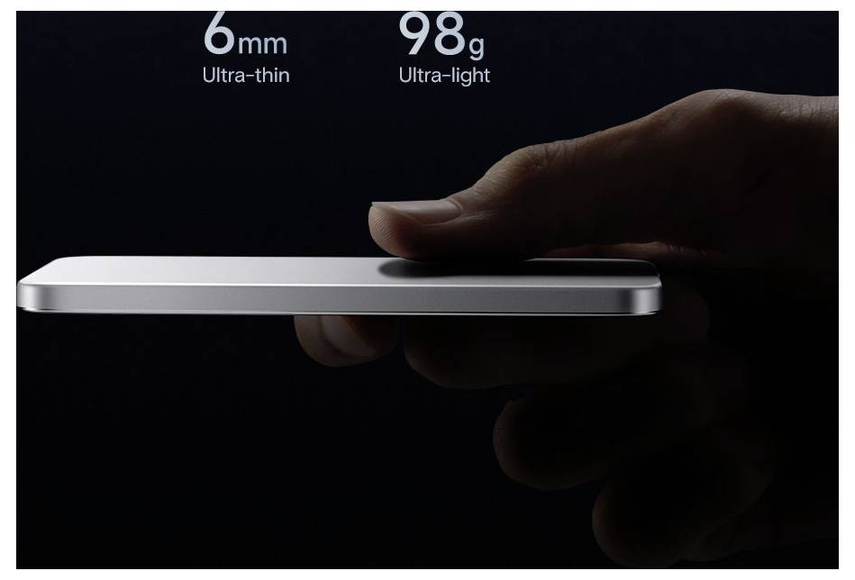 Hand hält ein ultra-dünnes silbernes Smartphone in Kantenlage, wobei der Text „6mm Ultra-dünn