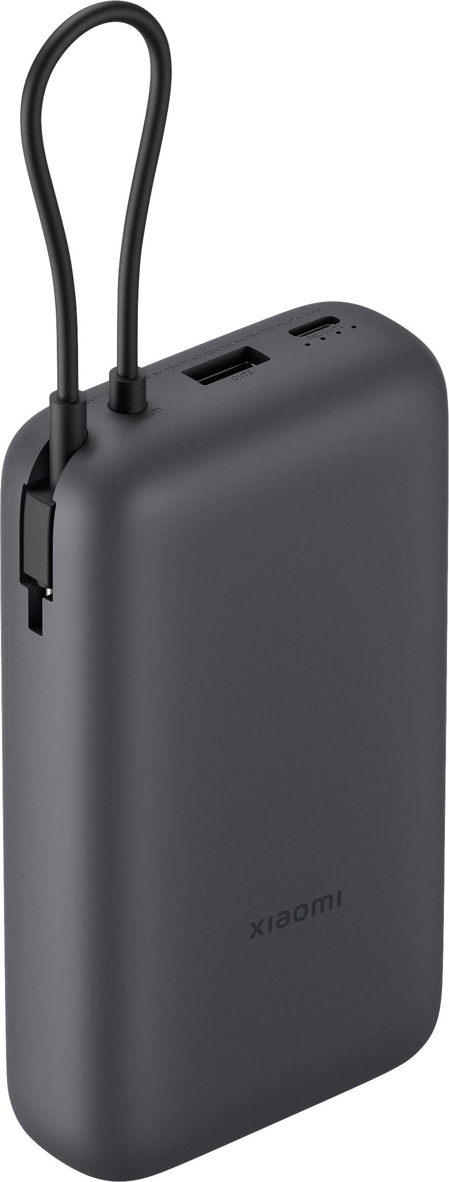 Schwarze Xiaomi-Powerbank mit zwei angebrachten Kabeln und USB-Anschlüssen, aufrecht auf weißem Hintergrund dargestellt.