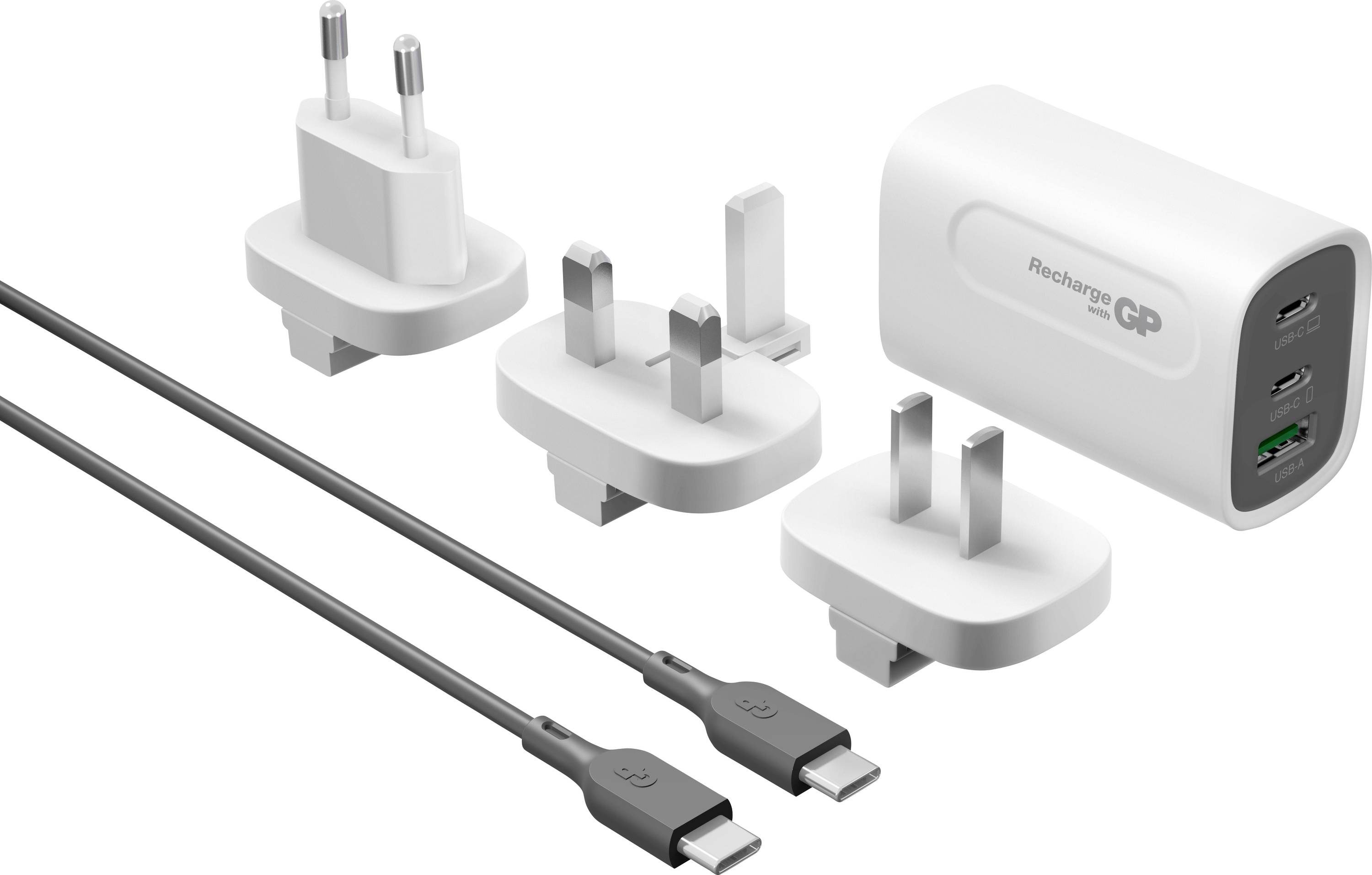 Weißer wiederaufladbarer Stromadapter mit austauschbaren UK-, EU- und US-Steckern und zwei USB-C-Ladekabeln auf weißem Hintergrund.