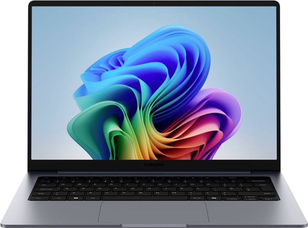 Silberner Samsung-Laptop, geöffnet auf weißem Hintergrund, zeigt eine bunte abstrakte blütenähnliche Tapete auf dem Bildschirm.