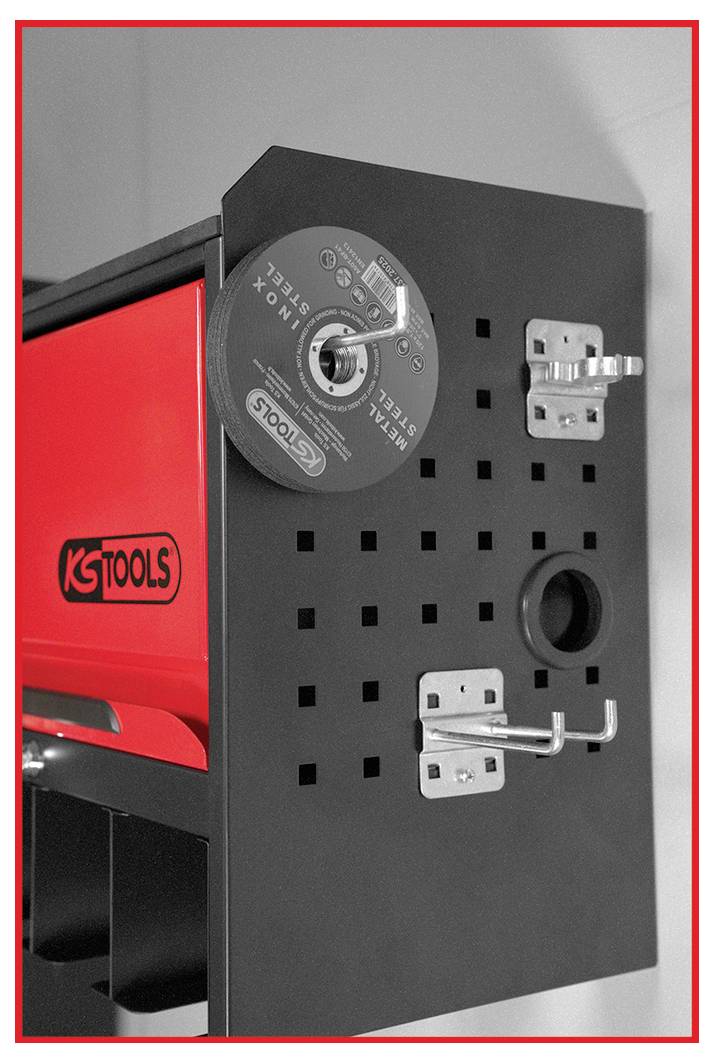 Rote KSTools-Schrank-Seitenwand mit schwarzer Pegboard-Platte, die eine Scheibe, Haken und eine Metallverriegelung hält.