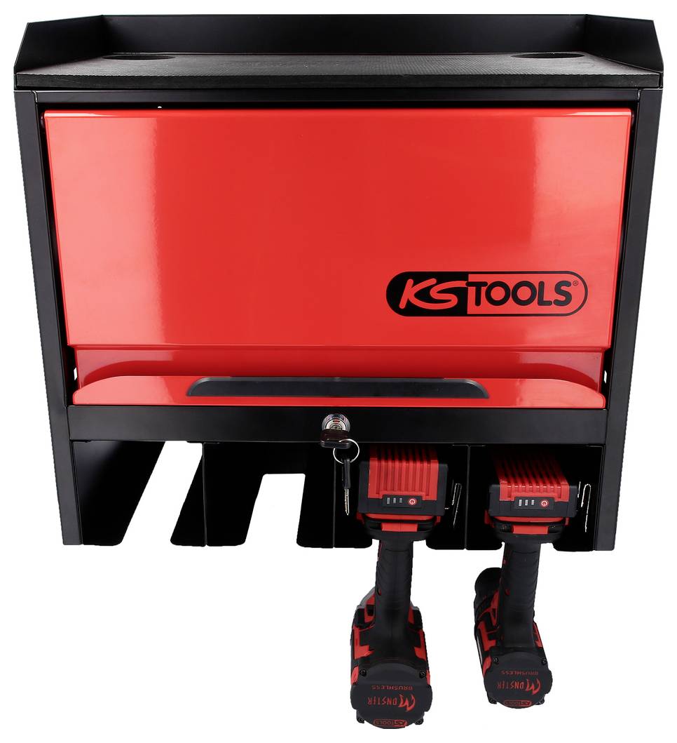 Rotes KS Tools Wandschrank mit Schloss und zwei schnurlosen Elektrowerkzeugen, die darunter hängen.