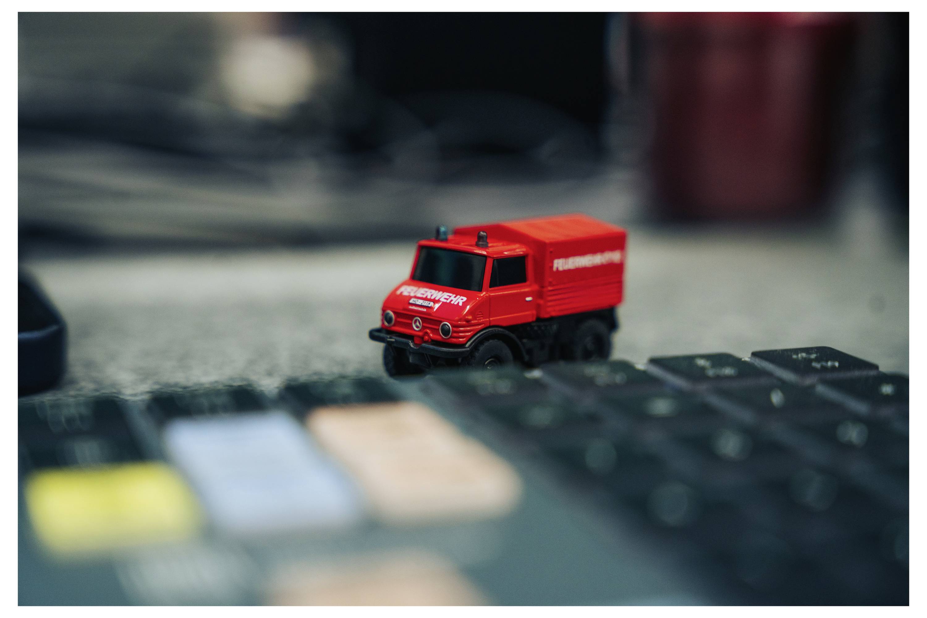 Carson Modellsport 500504178 1:87 RC Modellauto Elektro Straßenmodell Heckantrieb (2WD) inkl. Akku, Ladegerät und Senderbatterien