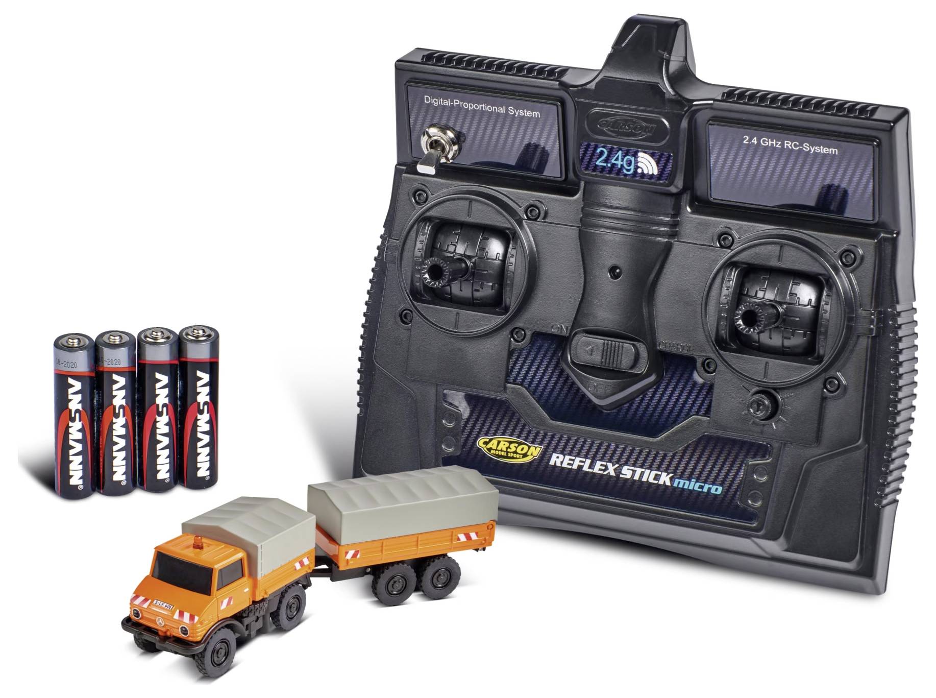 Ferngesteuertes Lastwagenzubehör mit schwarzem tragbarem Sender, orangefarbigem Spielzeuglastwagen mit Anhänger und vier AA-Batterien im Lieferumfang enthalten.