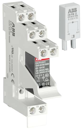 Ein ABB-Steckrelais und eine Steckdose mit Schraubklemmen, dargestellt als zwei graue elektrische Komponenten auf weißem Hintergrund.