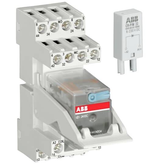 ABB Steckrelaismodul mit transparentem Deckel und Schraubklemmen, dargestellt mit einer separaten Relaisspuleneinheit mit der Bezeichnung „ABB