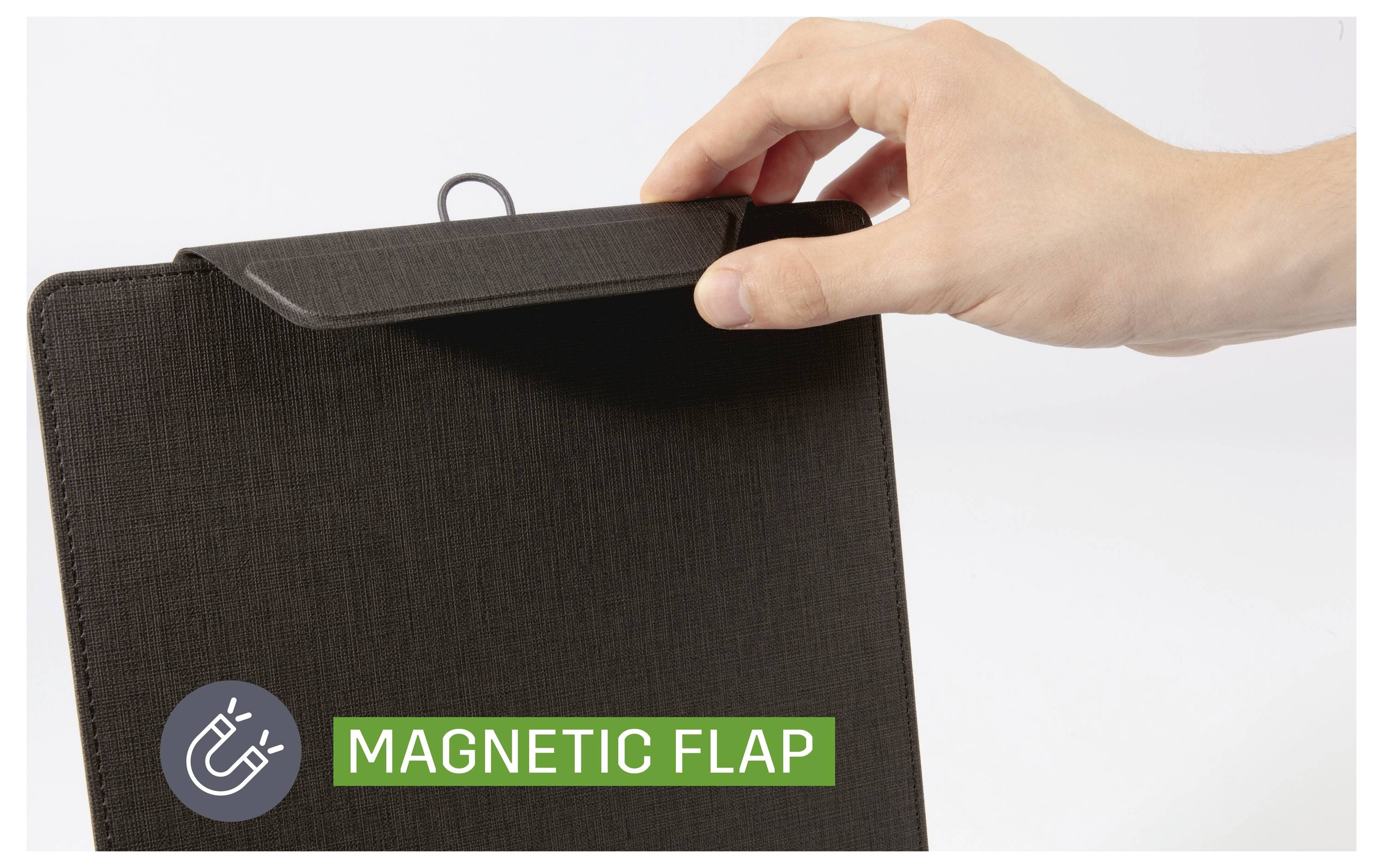 Hand öffnet einen schwarzen Ordner oder ein Portfolio mit einer Magnetverschlusses Klappe, beschriftet mit „MAGNETIC FLAP