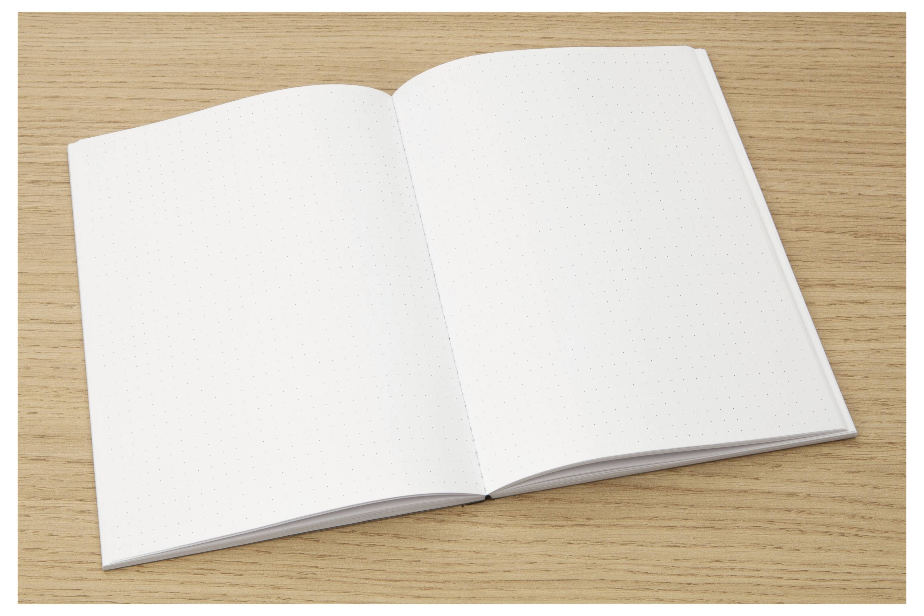 Aufgeschlagenes leeres Notizbuch auf einer Holztischplatte, gezeigt als zwei leere weiße Seiten, flach ausgebreitet.