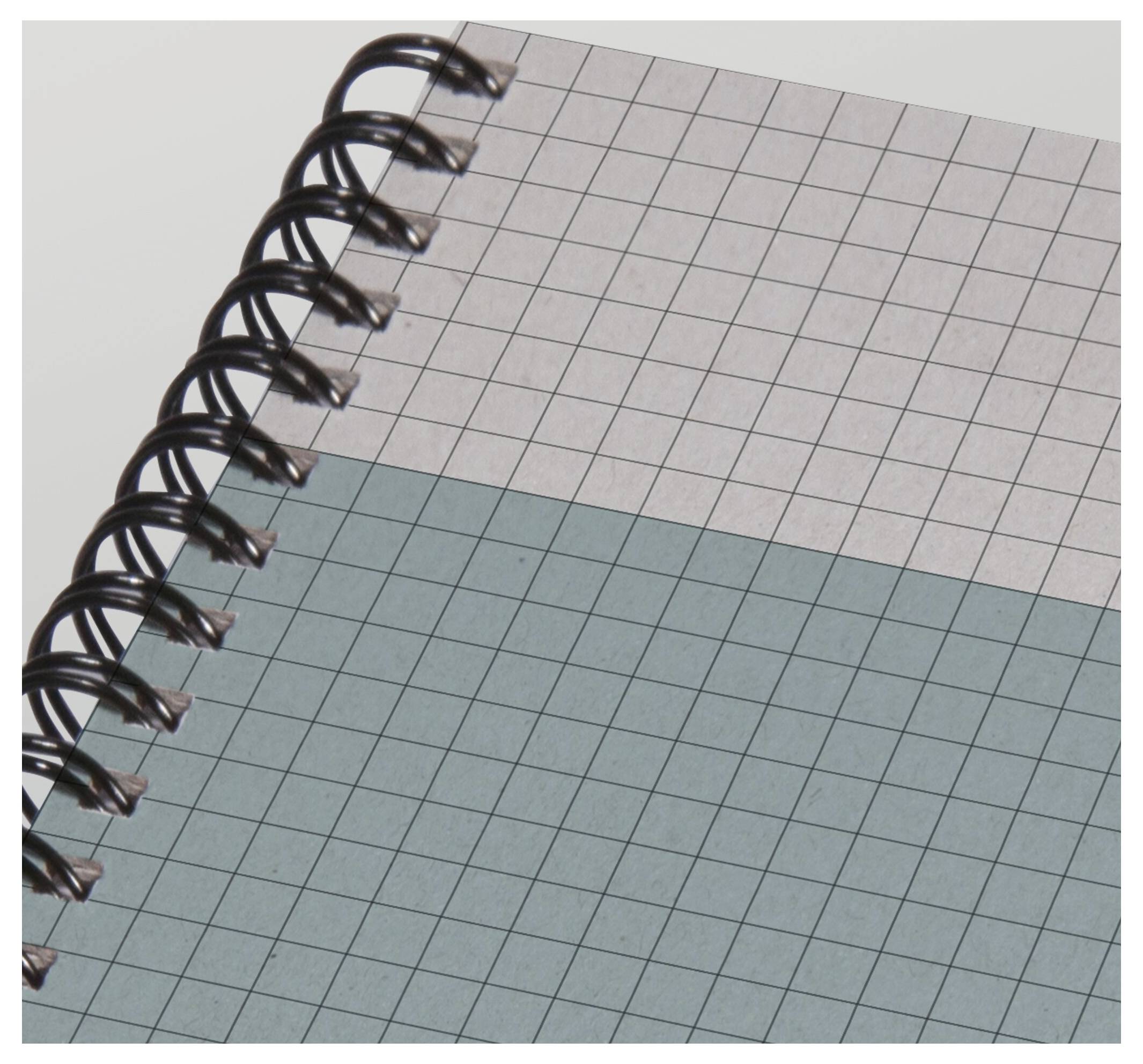 Nahaufnahme eines spiralgebundenen Graphiknotizbuches mit leerem Gitterpapier und einem Unterteil in Blaugrün.