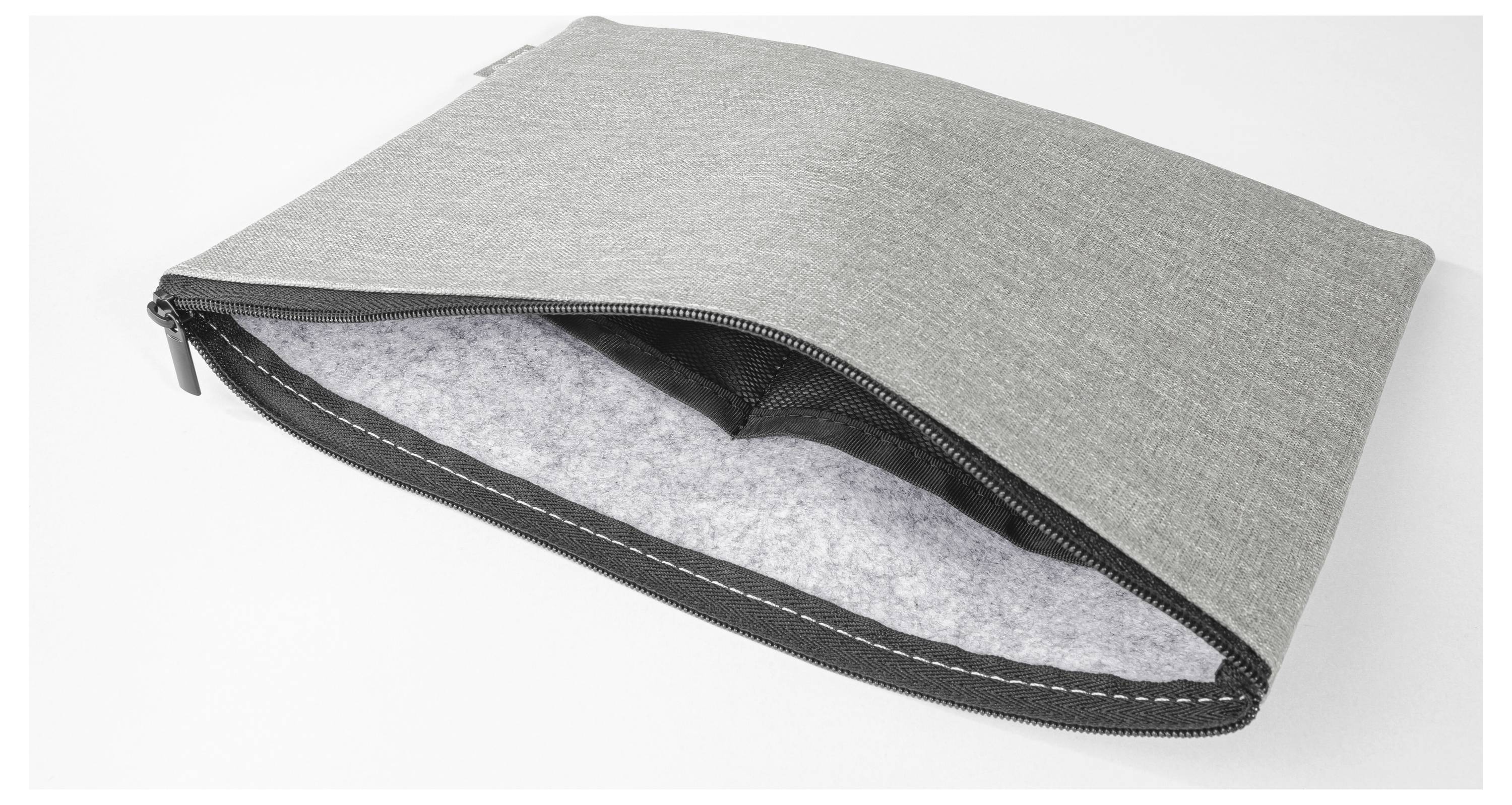 Graue Stoff-Tasche oder -Hülle mit Reißverschluss, die offen gezeigt wird und ein weiches weißes Innenfutter offenbart.