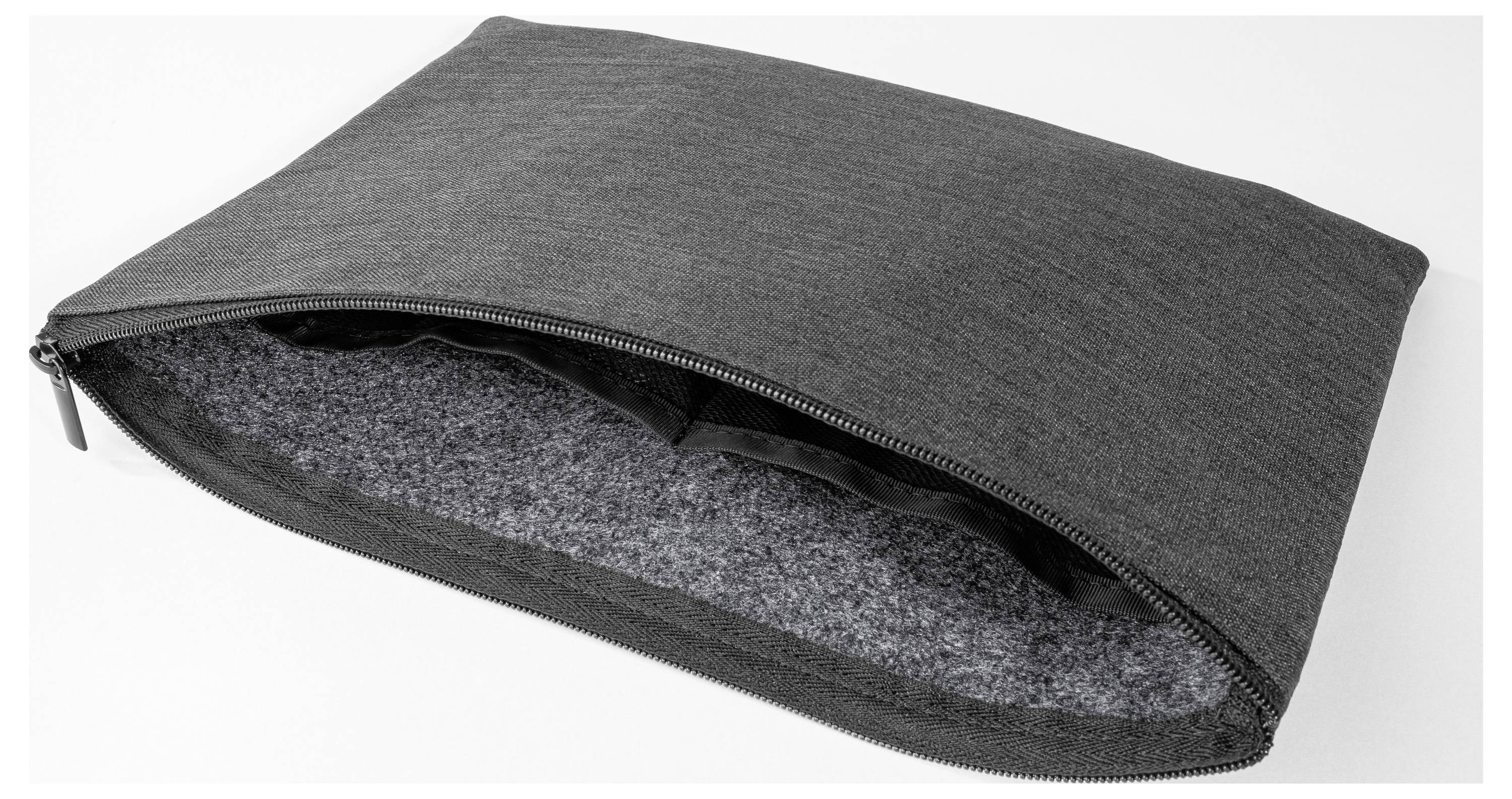 Grauer Laptop-Schutzbeutel mit Reißverschluss oder Schutztasche, teilweise offen, um das weiche, filzgefütterte Innere zu zeigen.