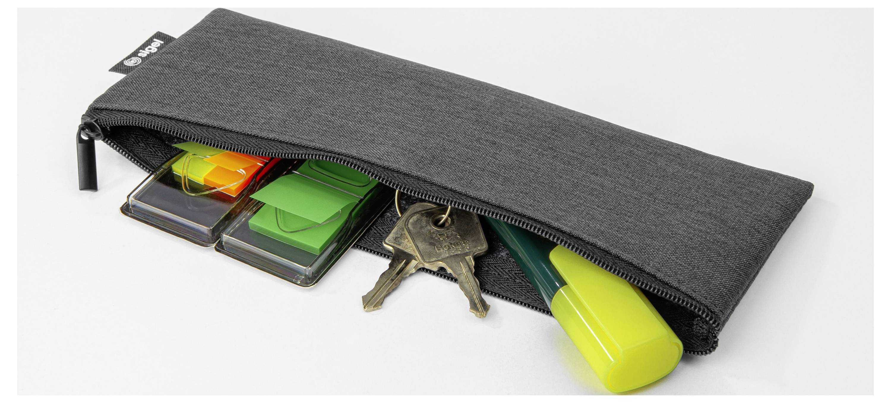 Grauer Reißverschlussbeutel mit mehreren kleinen Gegenständen, die teilweise herausstecken, darunter Schlüssel, farbige Karten und ein gelber Textmarker