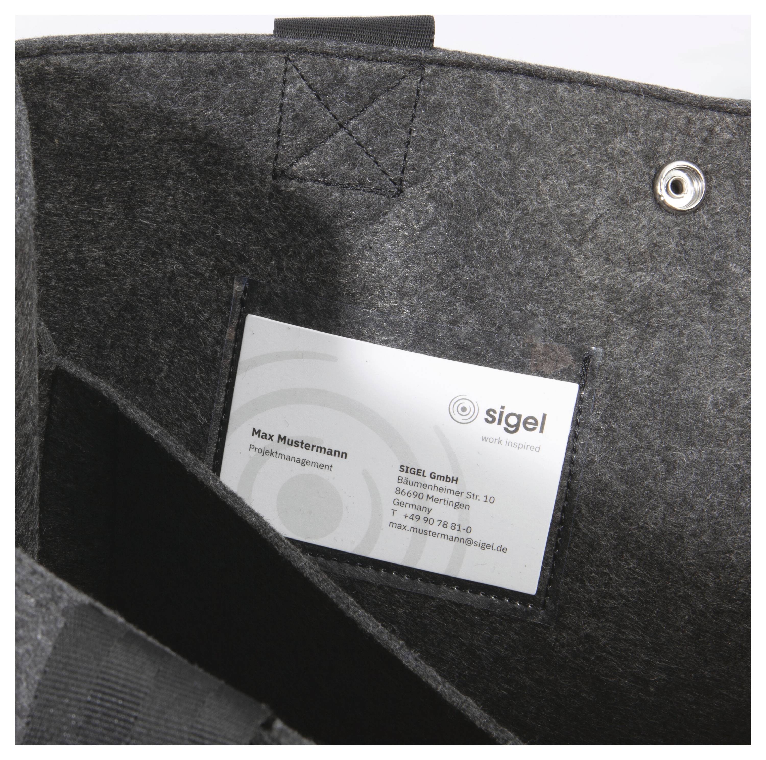 Innenseite einer grauen Filztragetasche mit einer durchsichtigen Tasche, die eine Sigel-Visitenkarte für Max Mustermann, Projektmanagement, enthält.