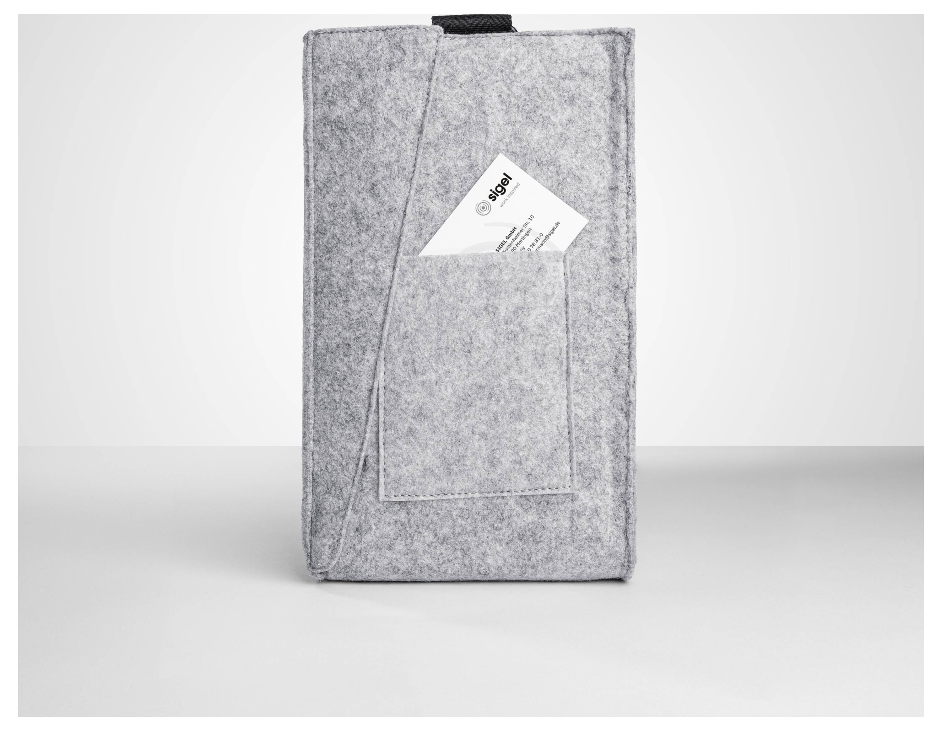 Graue Filztasche mit einer vorderen Tasche, die eine gefaltete Papierkarte hält, aufrecht auf einem einfachen, hellen Hintergrund gezeigt.