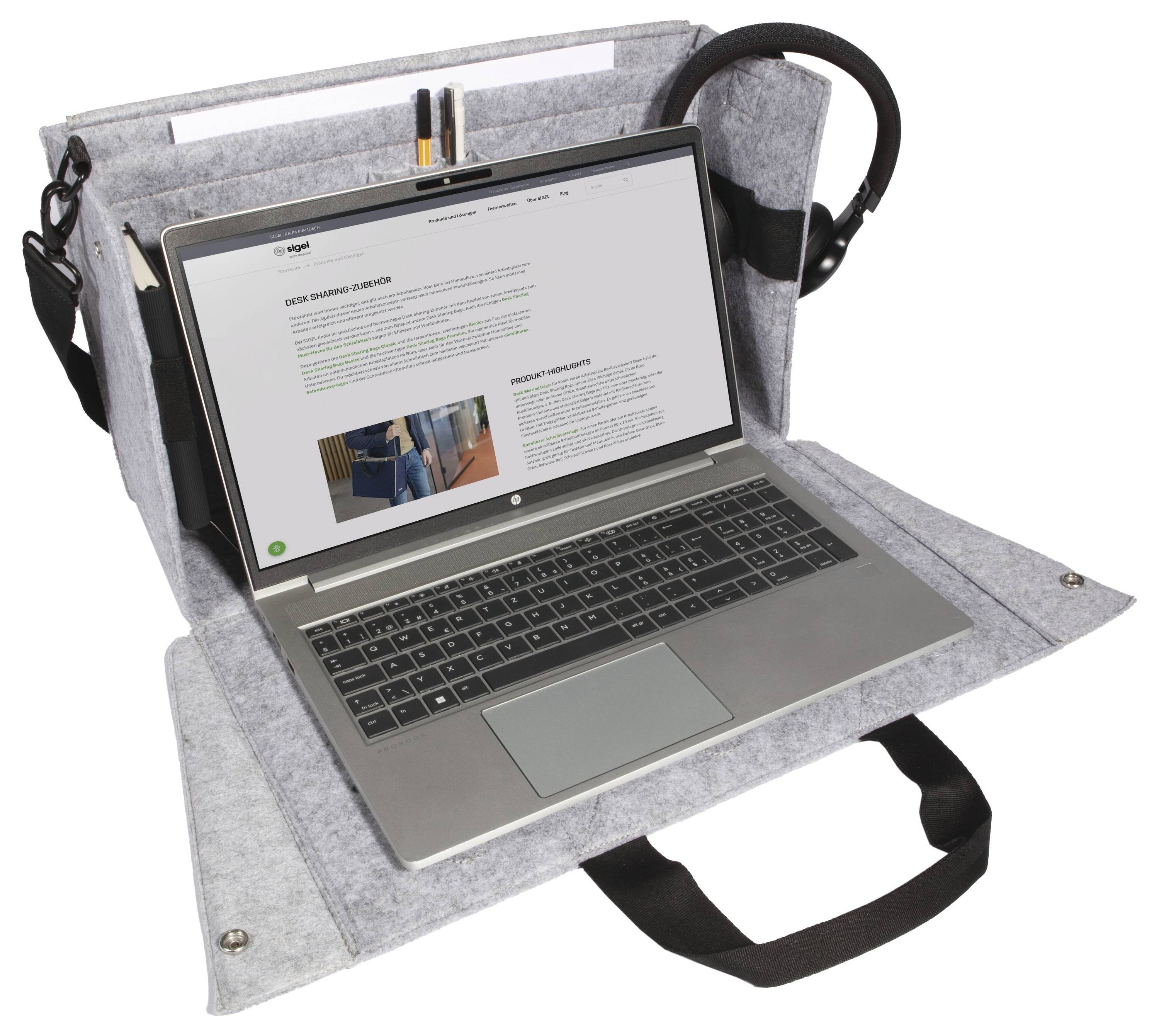 Laptop in einem grauen Filz-Tragekoffer mit einer vorderen Arbeitsklappe, Seitentaschen und Schultergurt, verwendet für tragbaren Schutz und Lagerung.