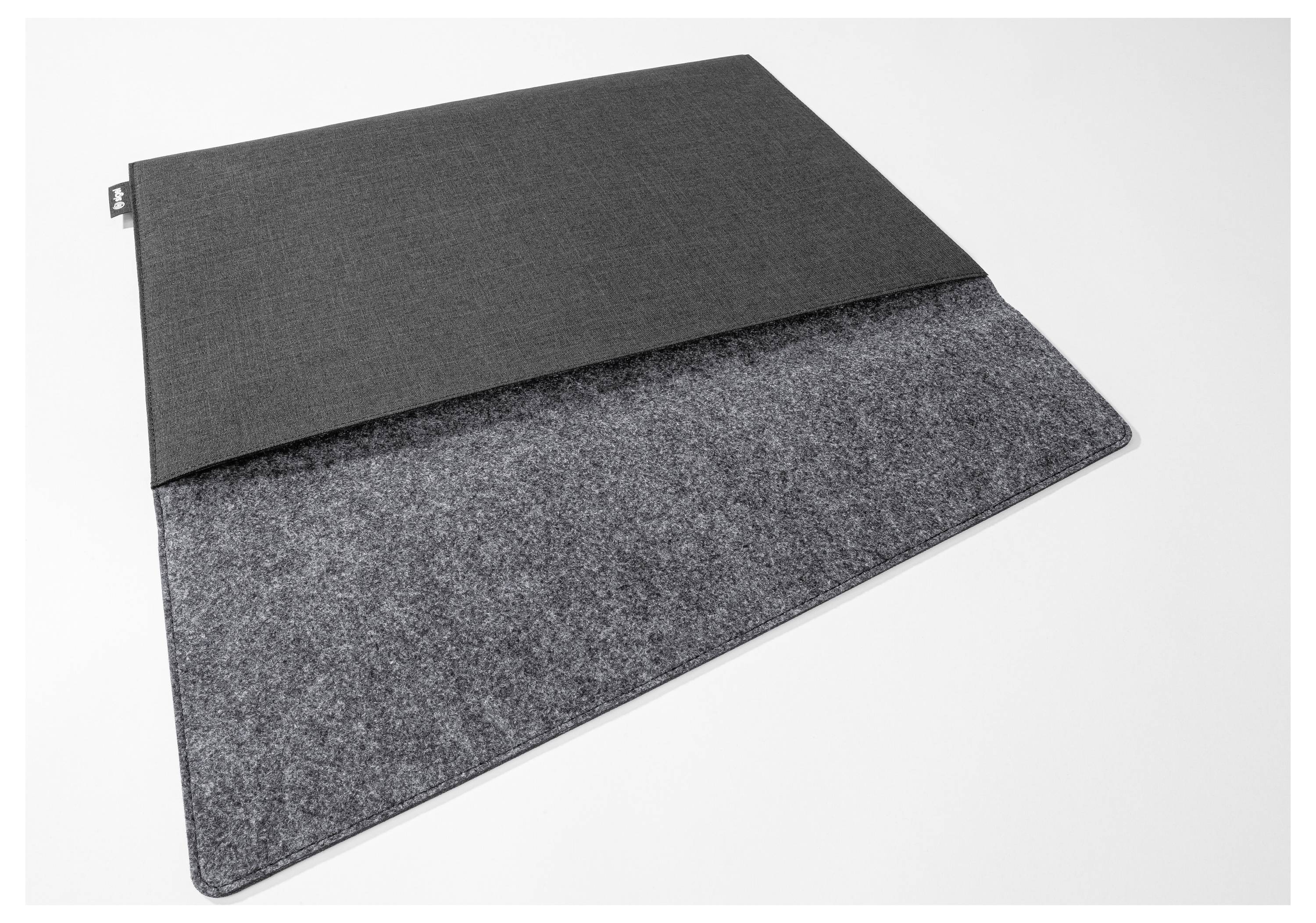 Graue und schwarze Filz-Laptop-Schutzhülle oder gepolsterte Mappe, geschlossen auf weißem Untergrund.