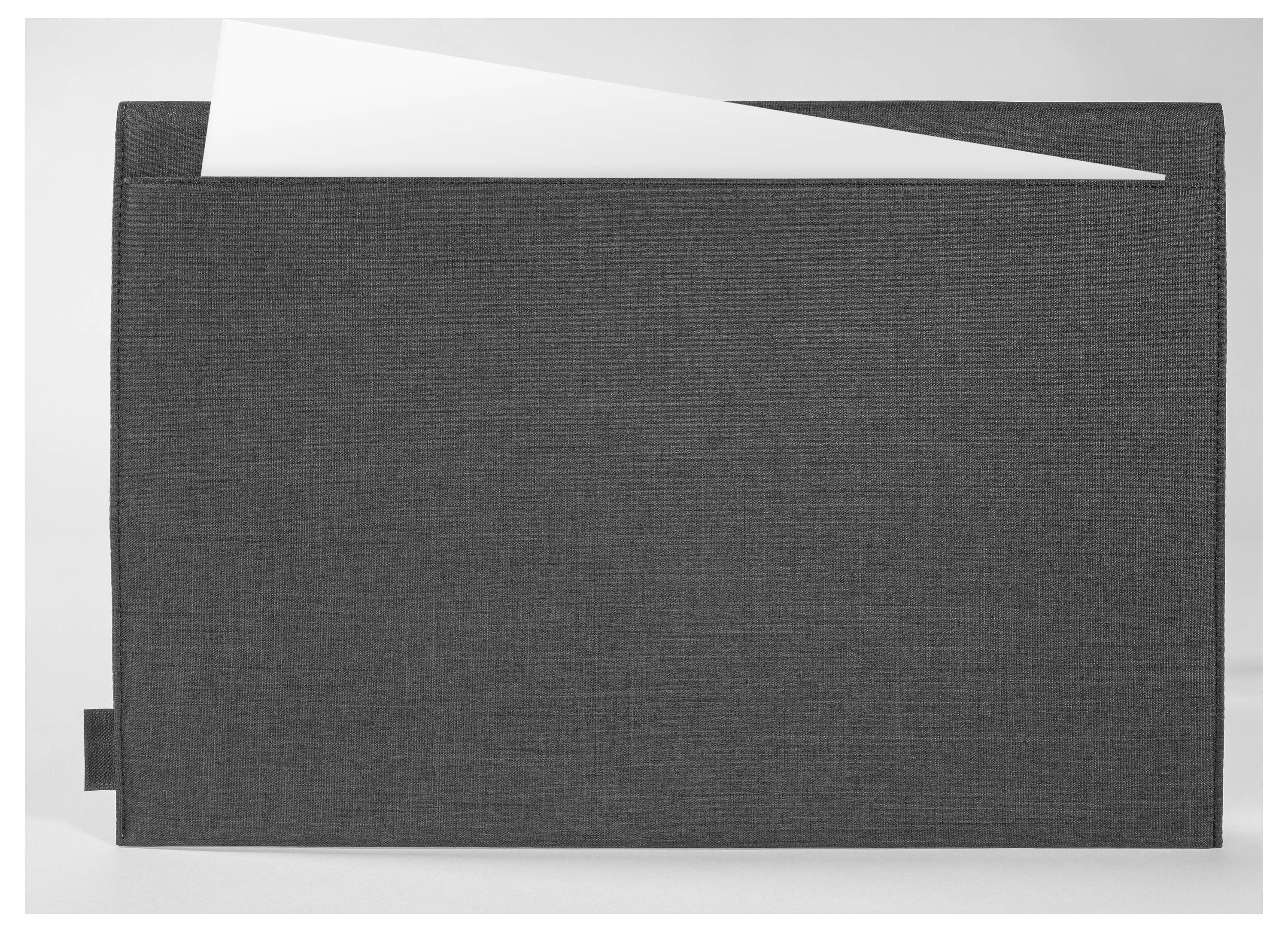 Dunkelgrauer Stoff-Dokumentenordner mit einem weißen Blatt Papier, das oben teilweise eingefügt ist
